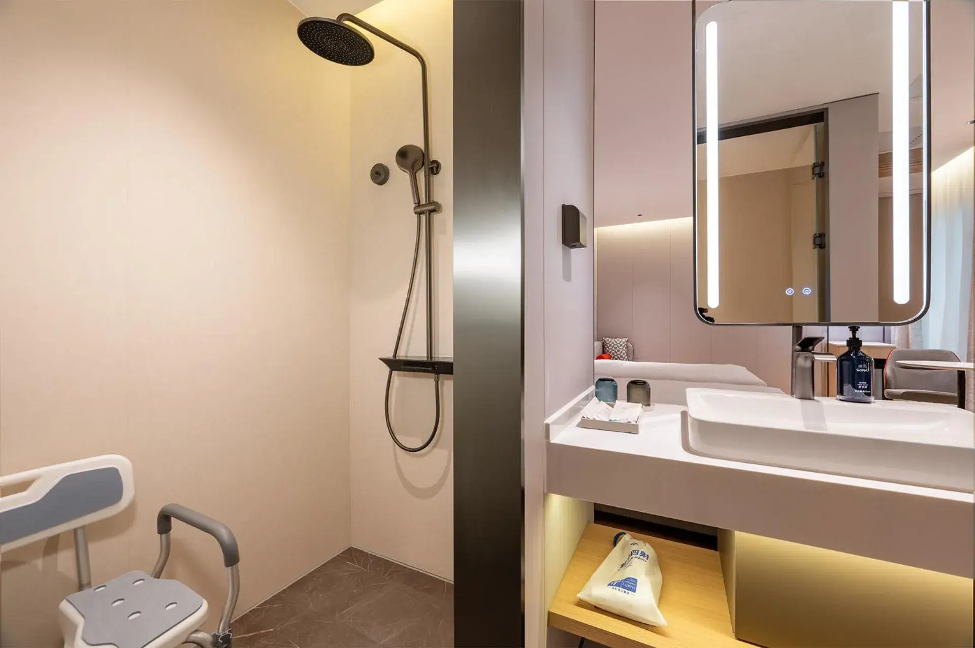 Standard Double Room with Two Double Beds - Disability Access in Holiday Inn Express Shenzhen Sports Center by IHG Standard Double Room with Two Double Beds - Disability Access in Holiday Inn Express Shenzhen Sports Center by IHG