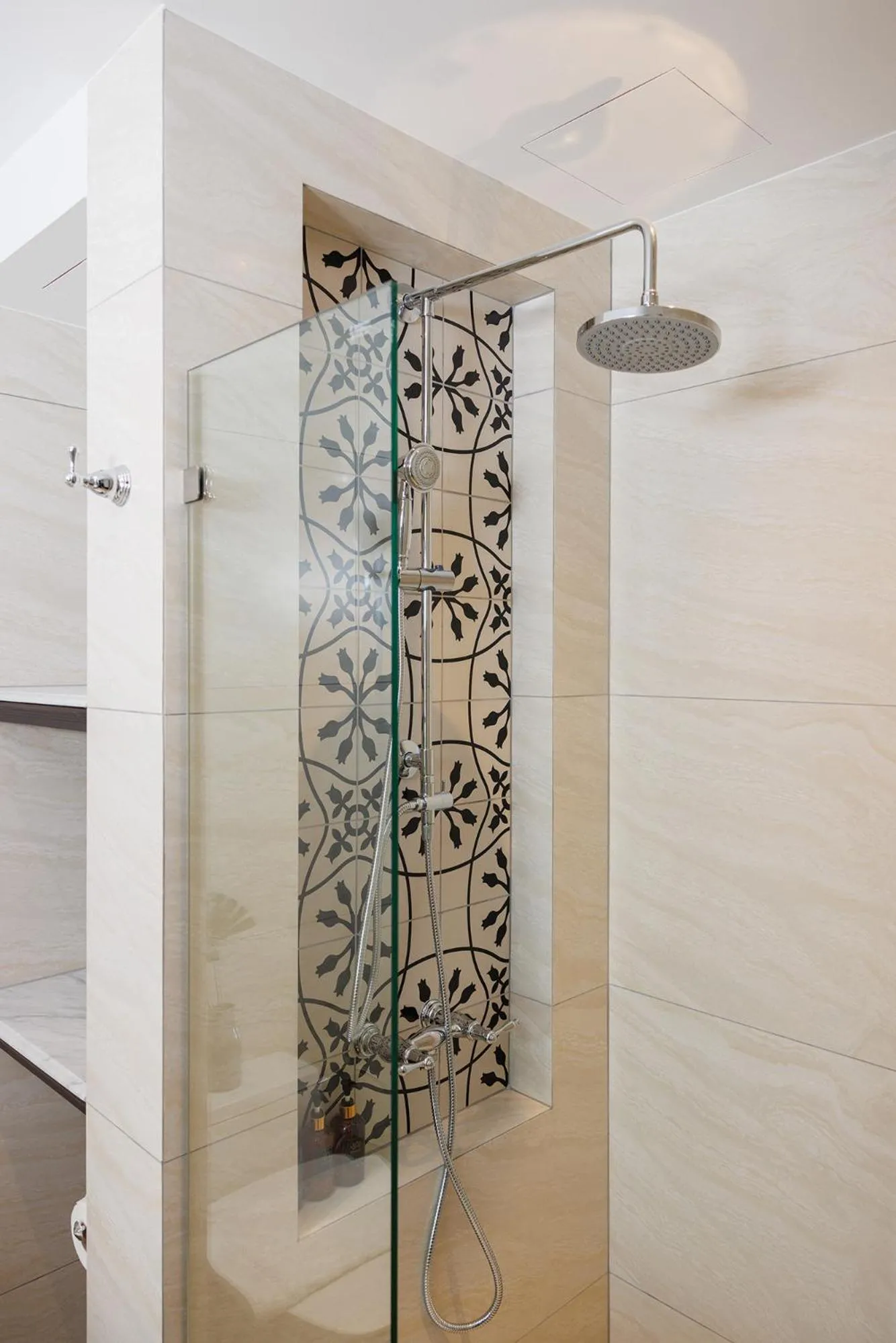 Shower in Narinthra Heritage