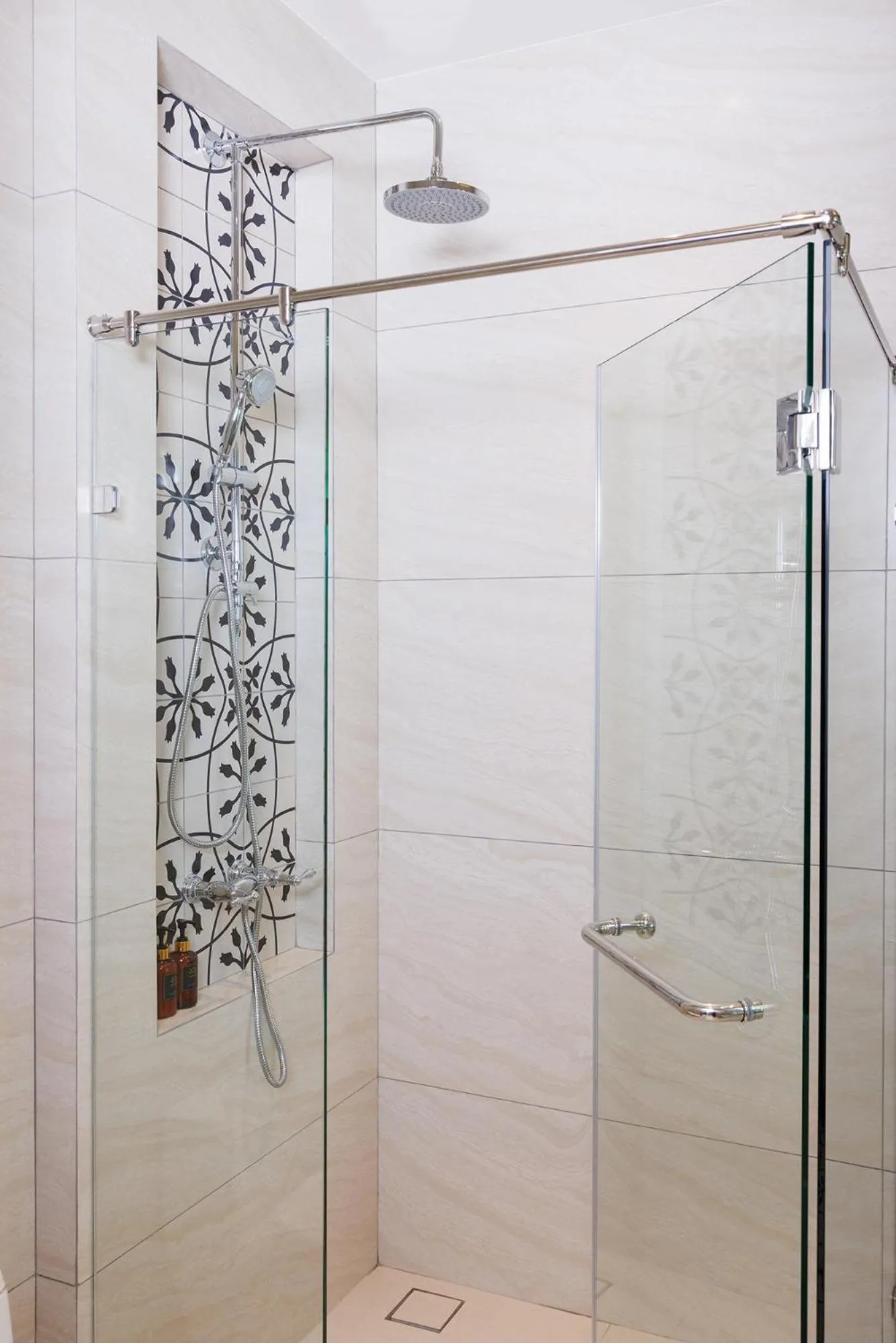 Shower in Narinthra Heritage