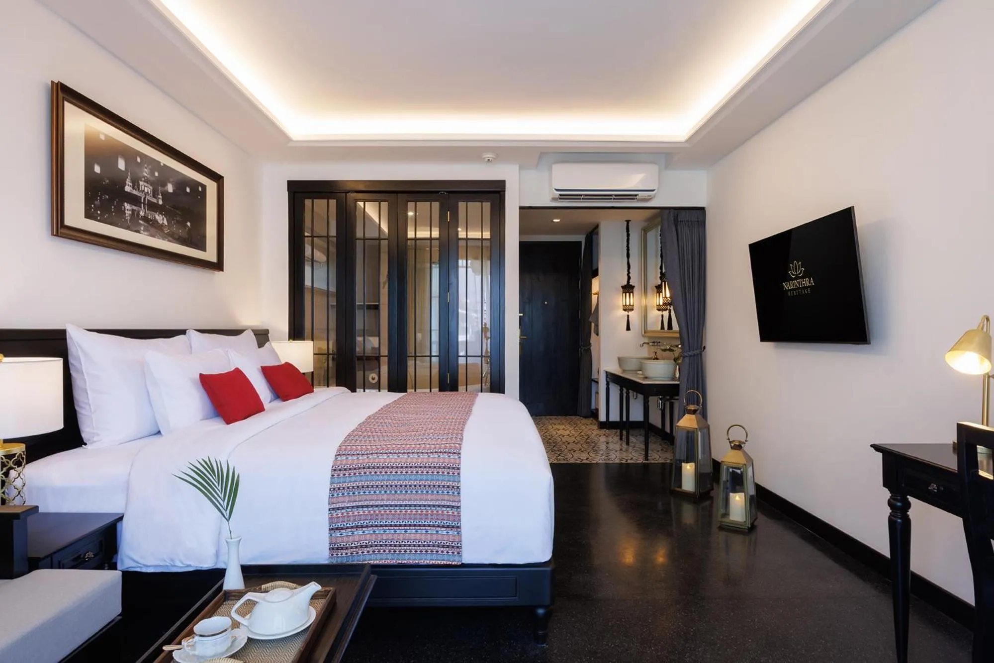 Photo of the whole room, Bed in Narinthra Heritage