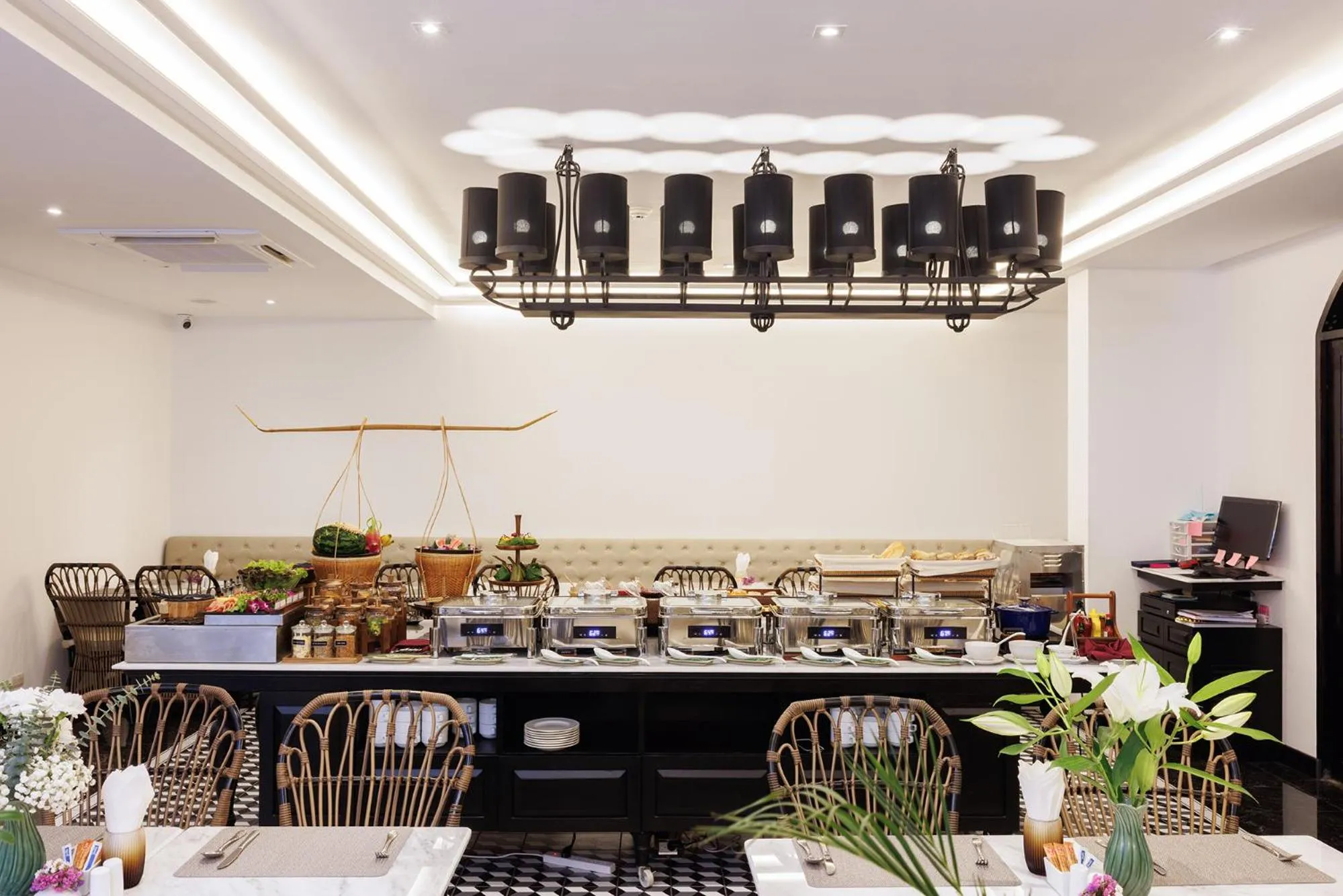 Restaurant/places to eat in Narinthra Heritage