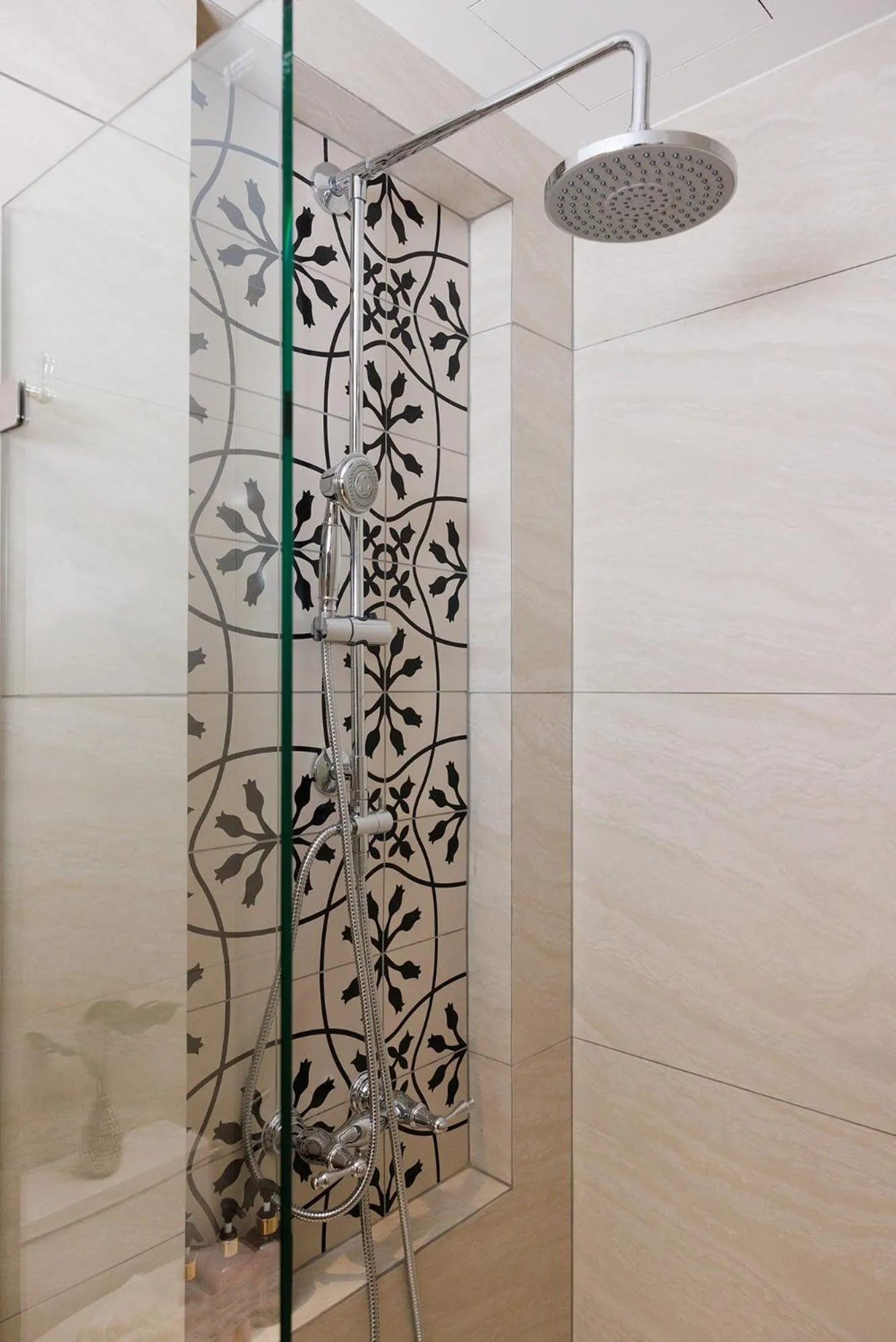 Shower in Narinthra Heritage