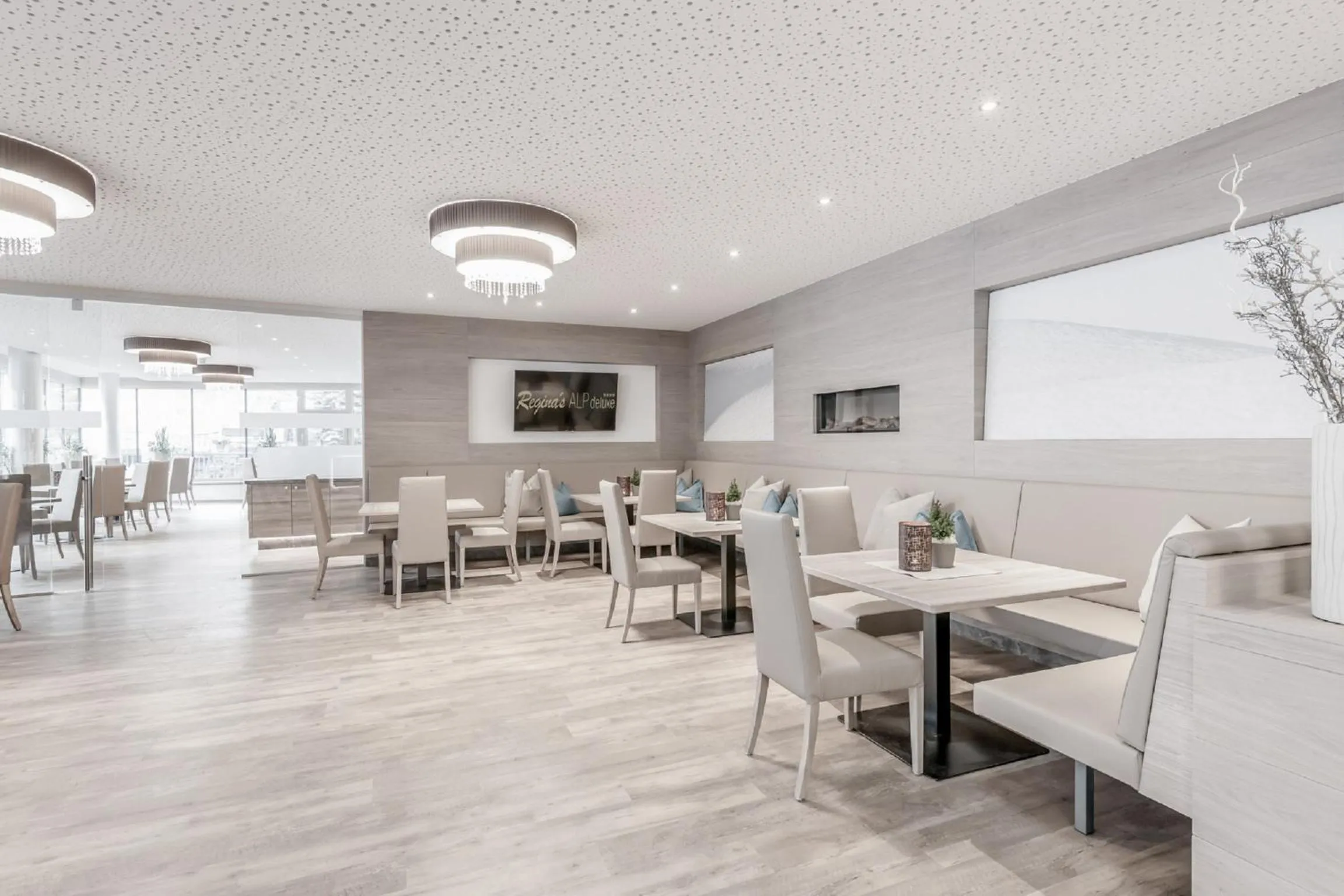 Lobby or reception in The Deluxe by Regina