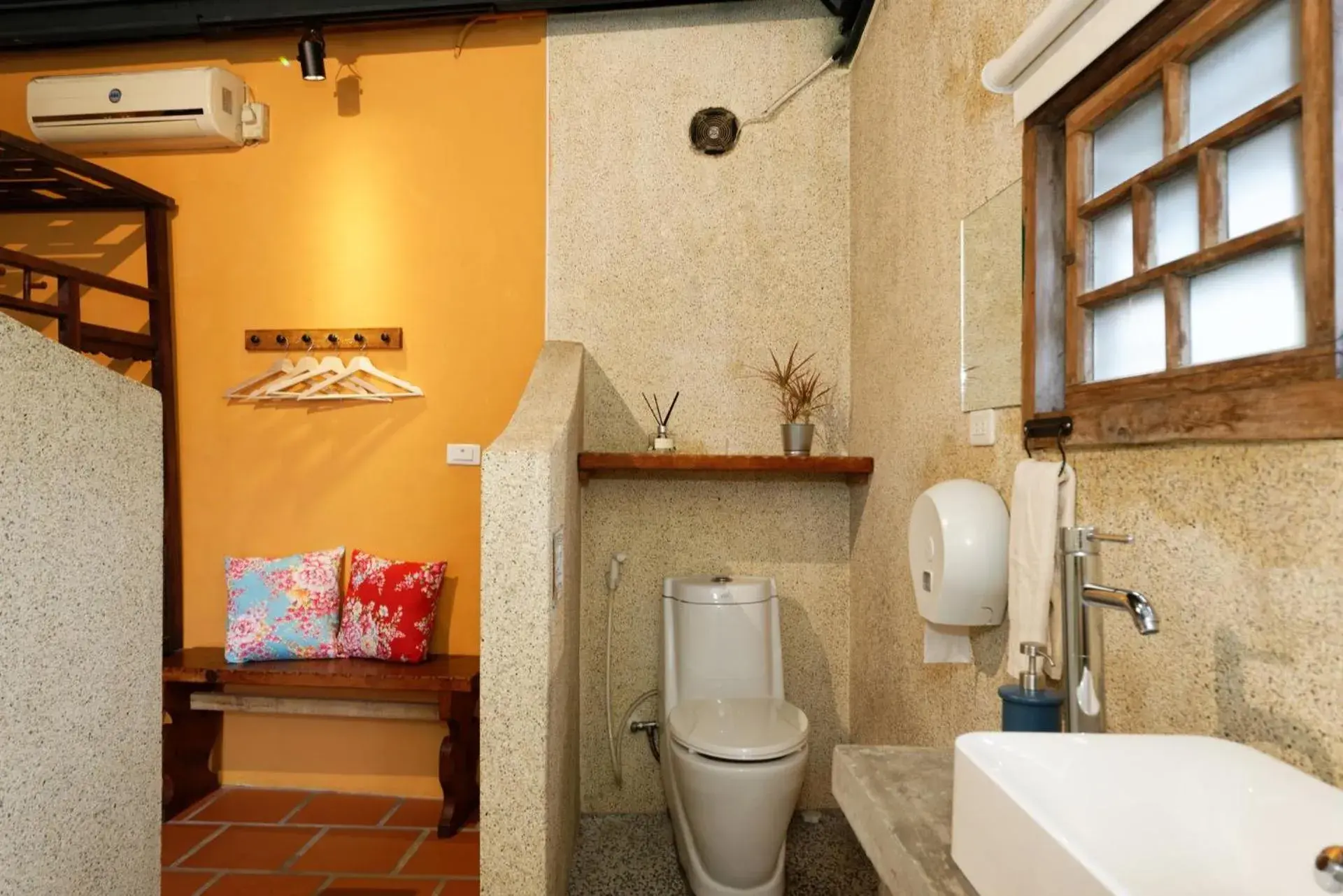 Toilet in OwlStay Jiufen Wander Toilet in OwlStay Jiufen Wander