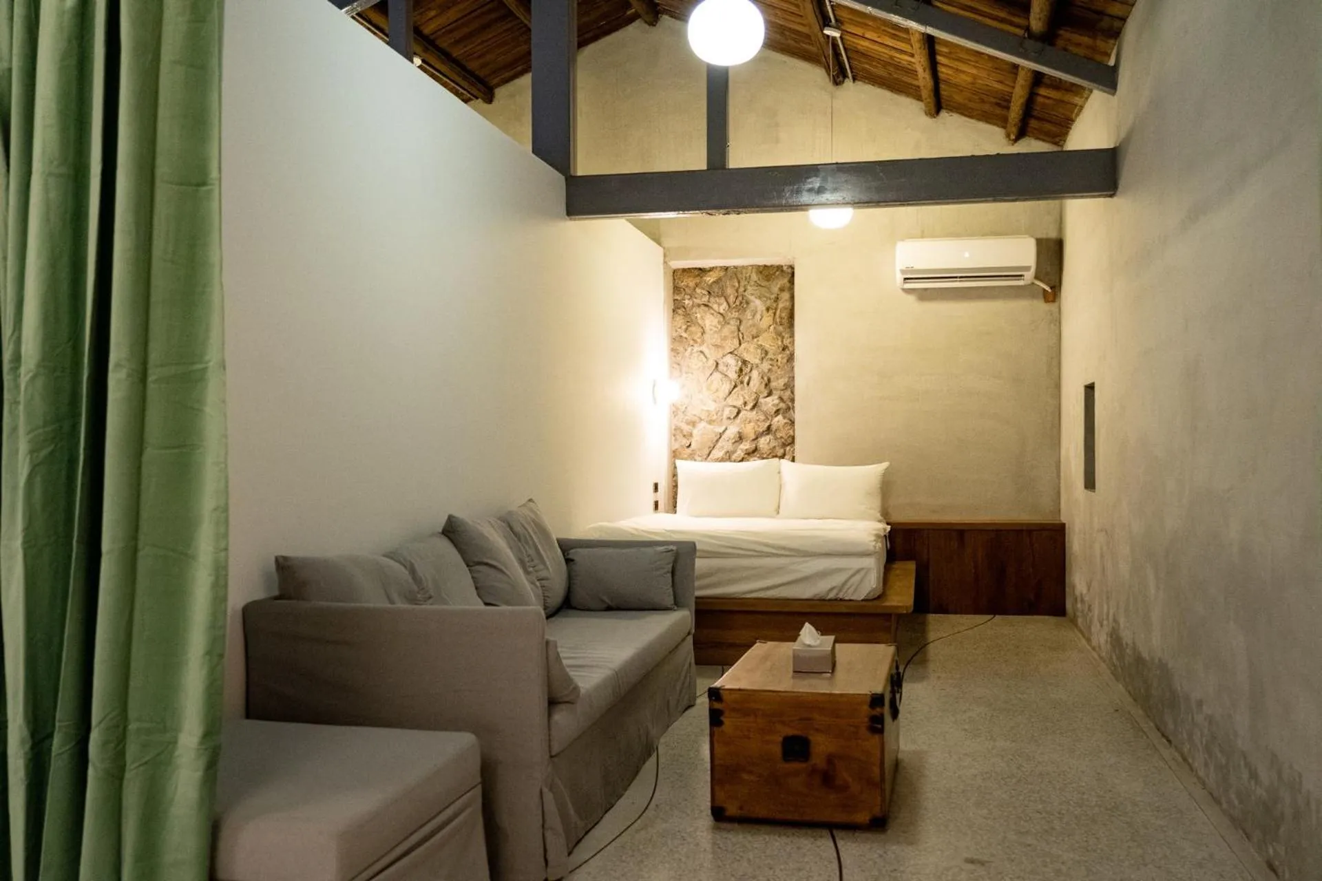 Seating area, Bed in OwlStay Jiufen Wander