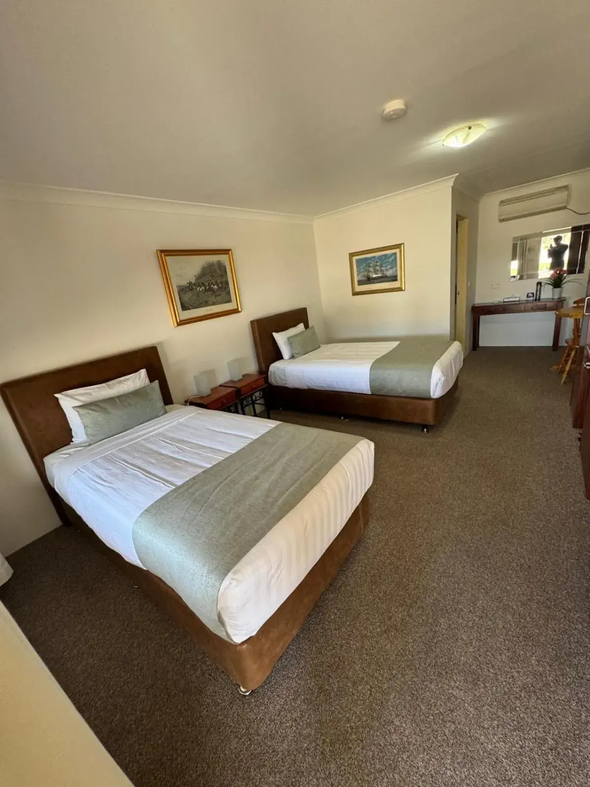 Deluxe Twin Room in Marulan Motor Inn Deluxe Twin Room in Marulan Motor Inn