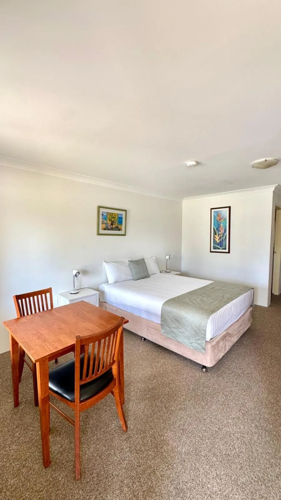 Dining area, Bed in Marulan Motor Inn