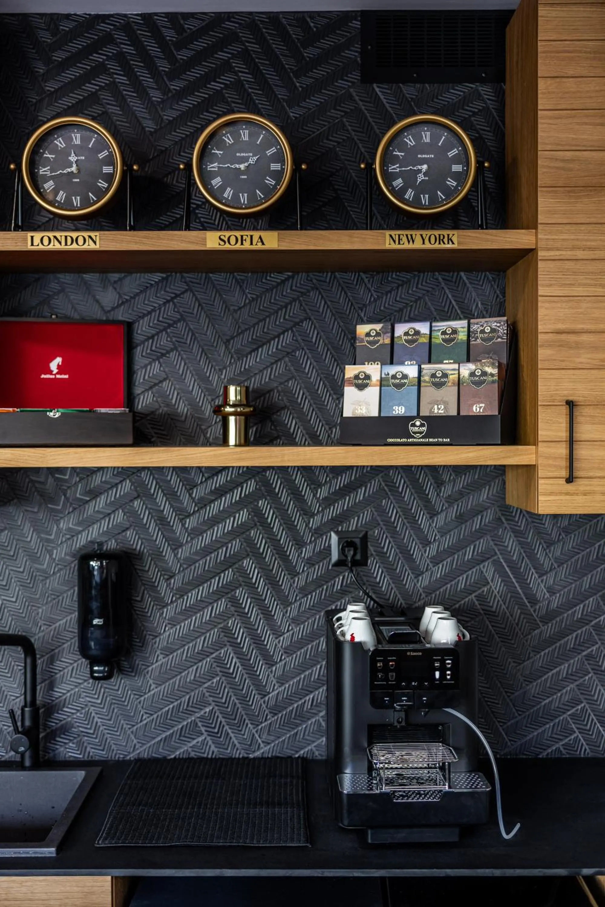 Coffee/tea facilities in Acacia Hotel