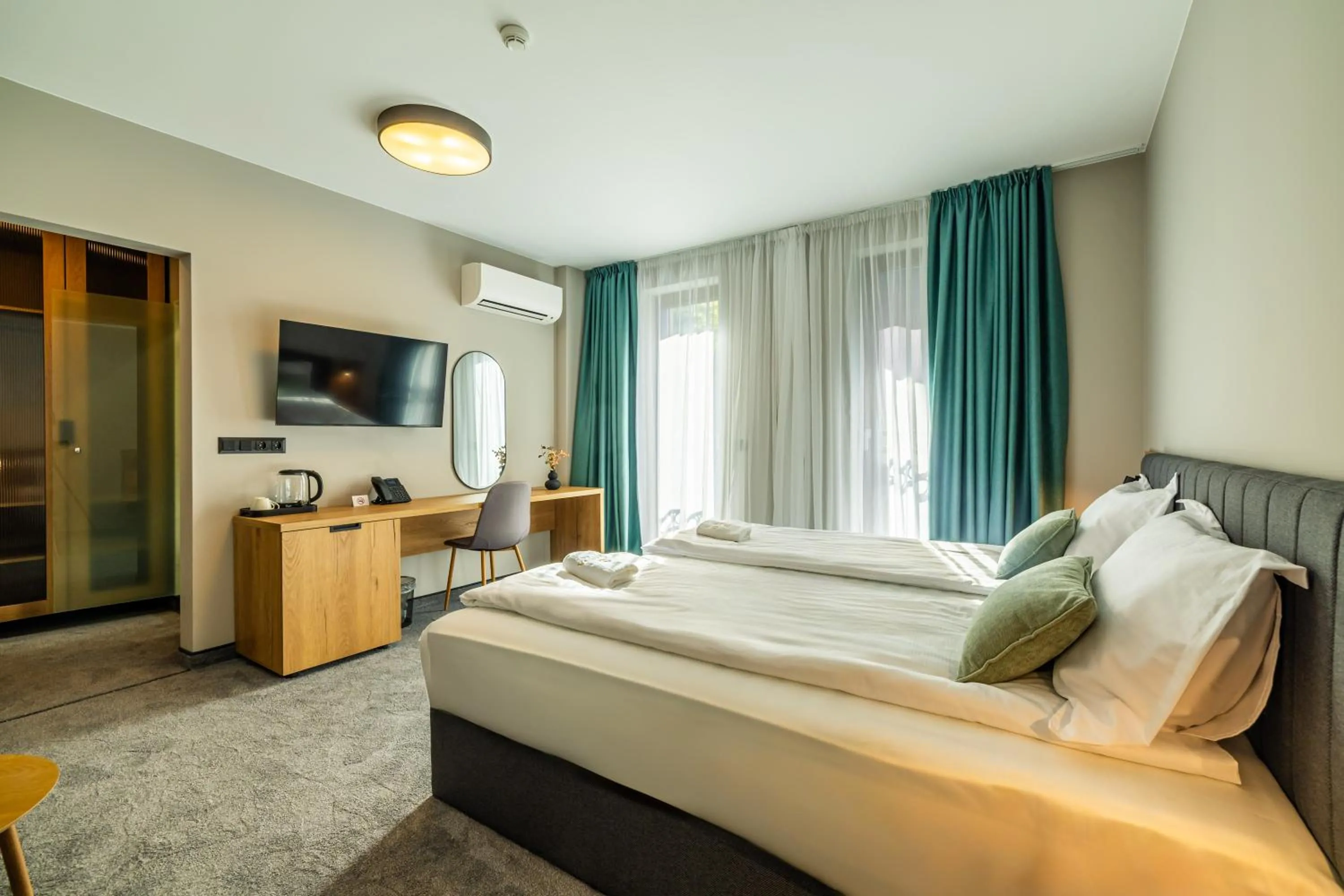 Communal lounge/ TV room, Bed in Acacia Hotel