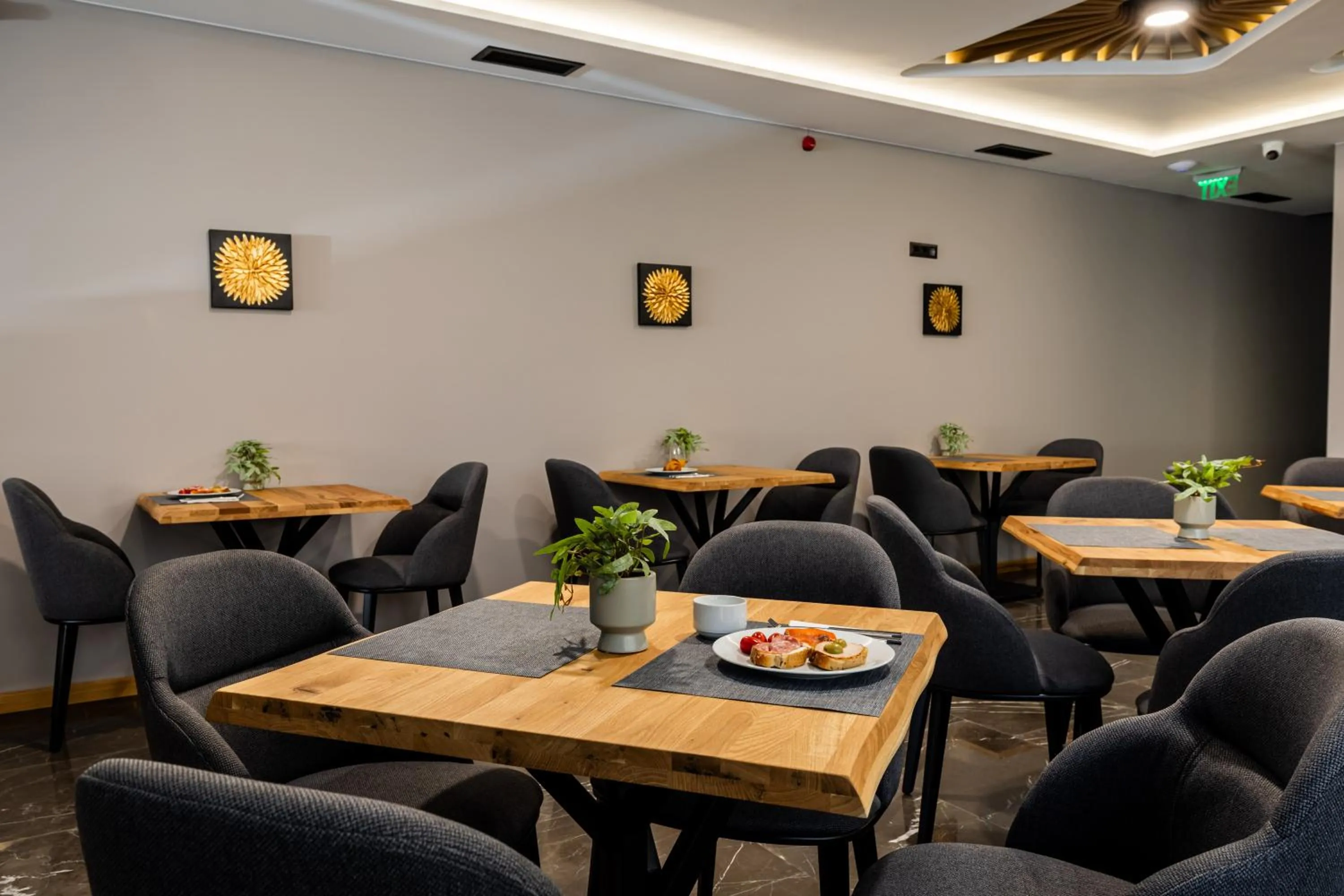 Restaurant/places to eat in Acacia Hotel