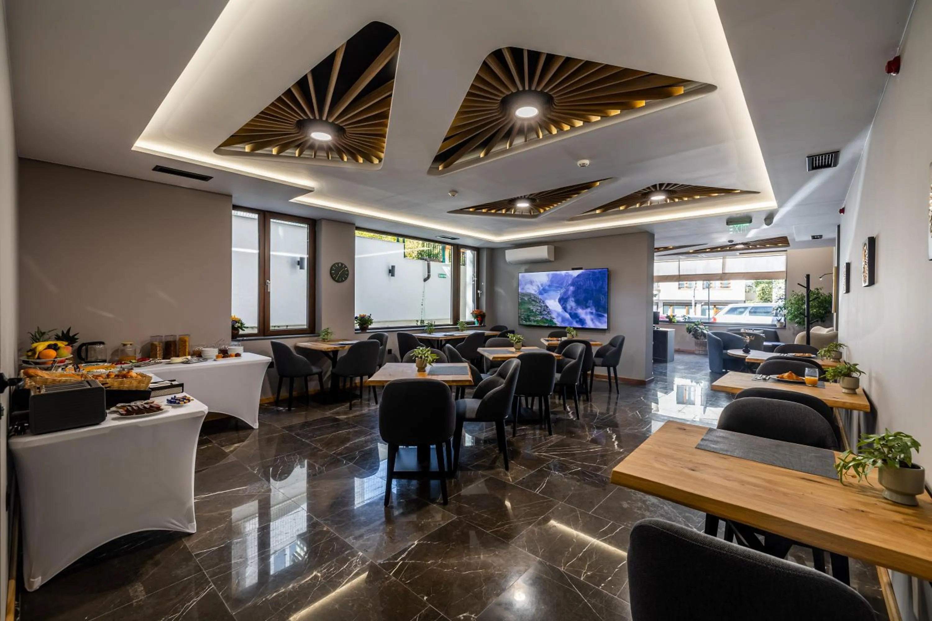 Restaurant/places to eat in Acacia Hotel