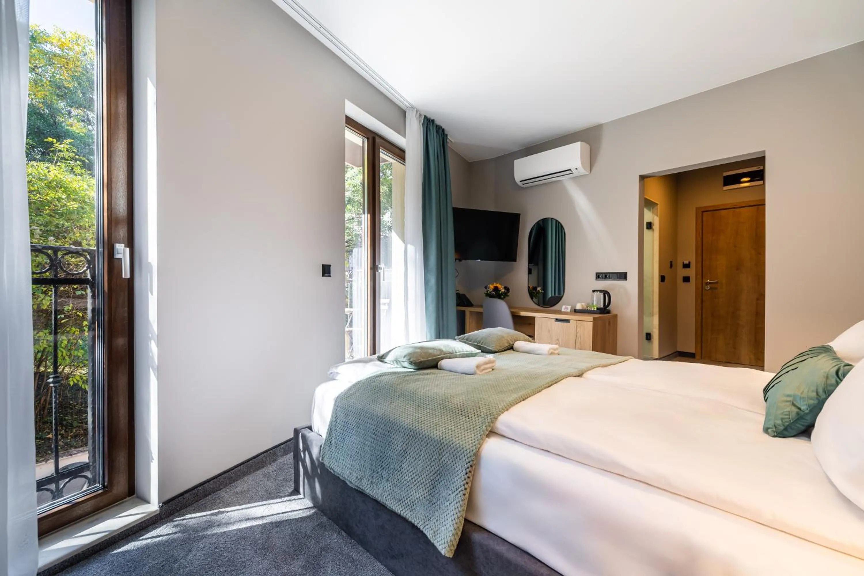 Communal lounge/ TV room, Bed in Acacia Hotel