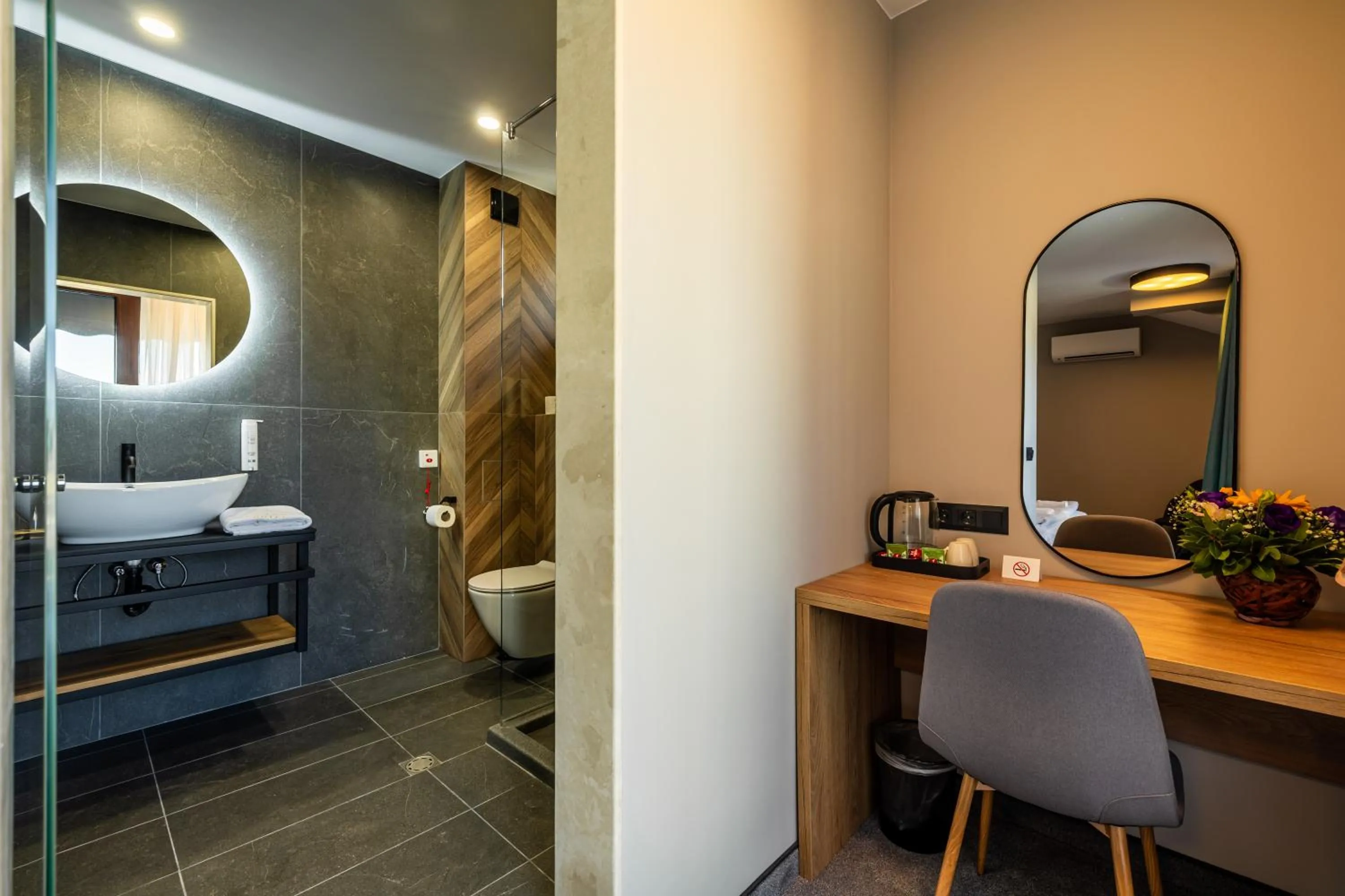 Shower in Acacia Hotel
