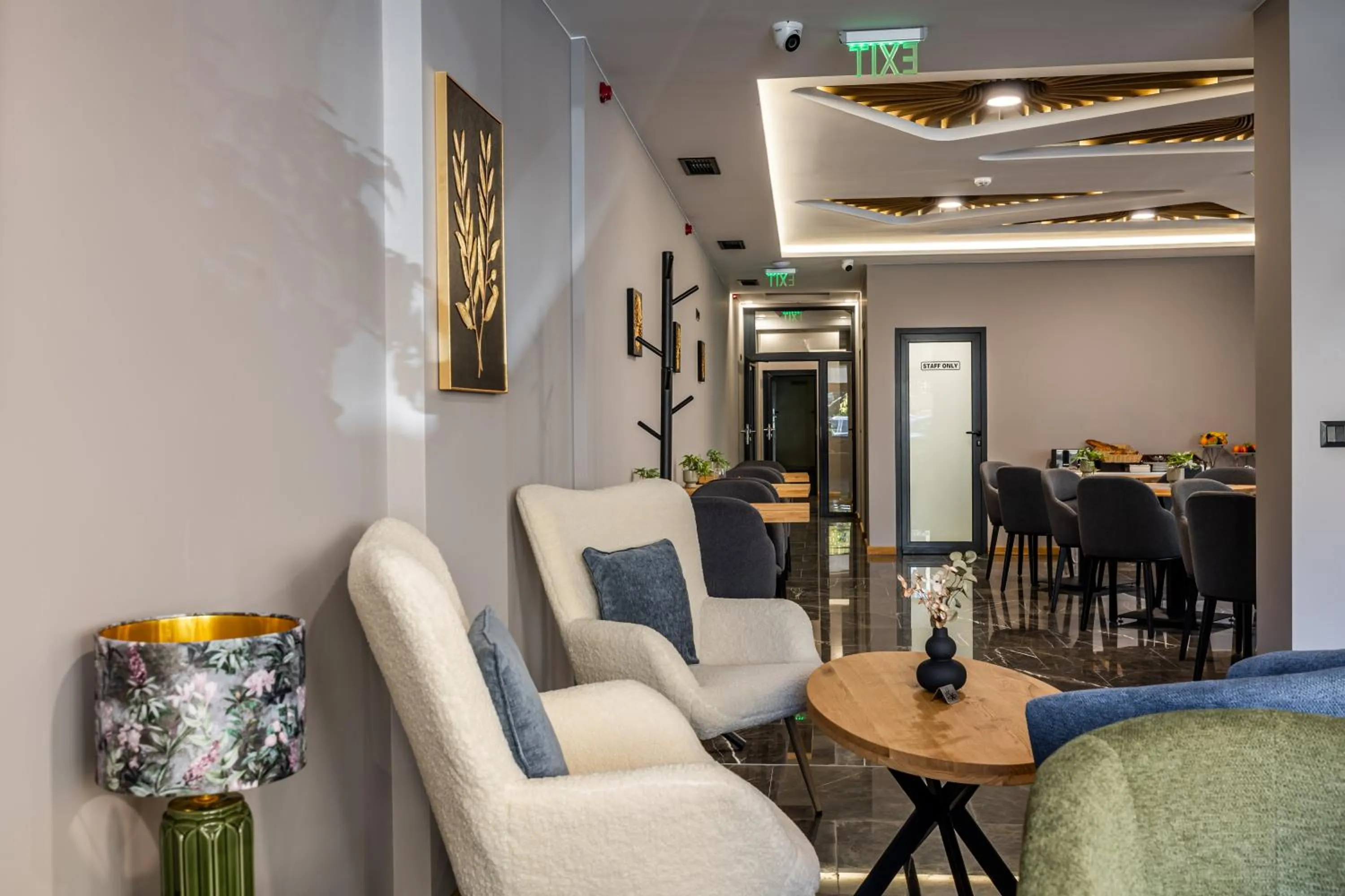 Restaurant/places to eat in Acacia Hotel