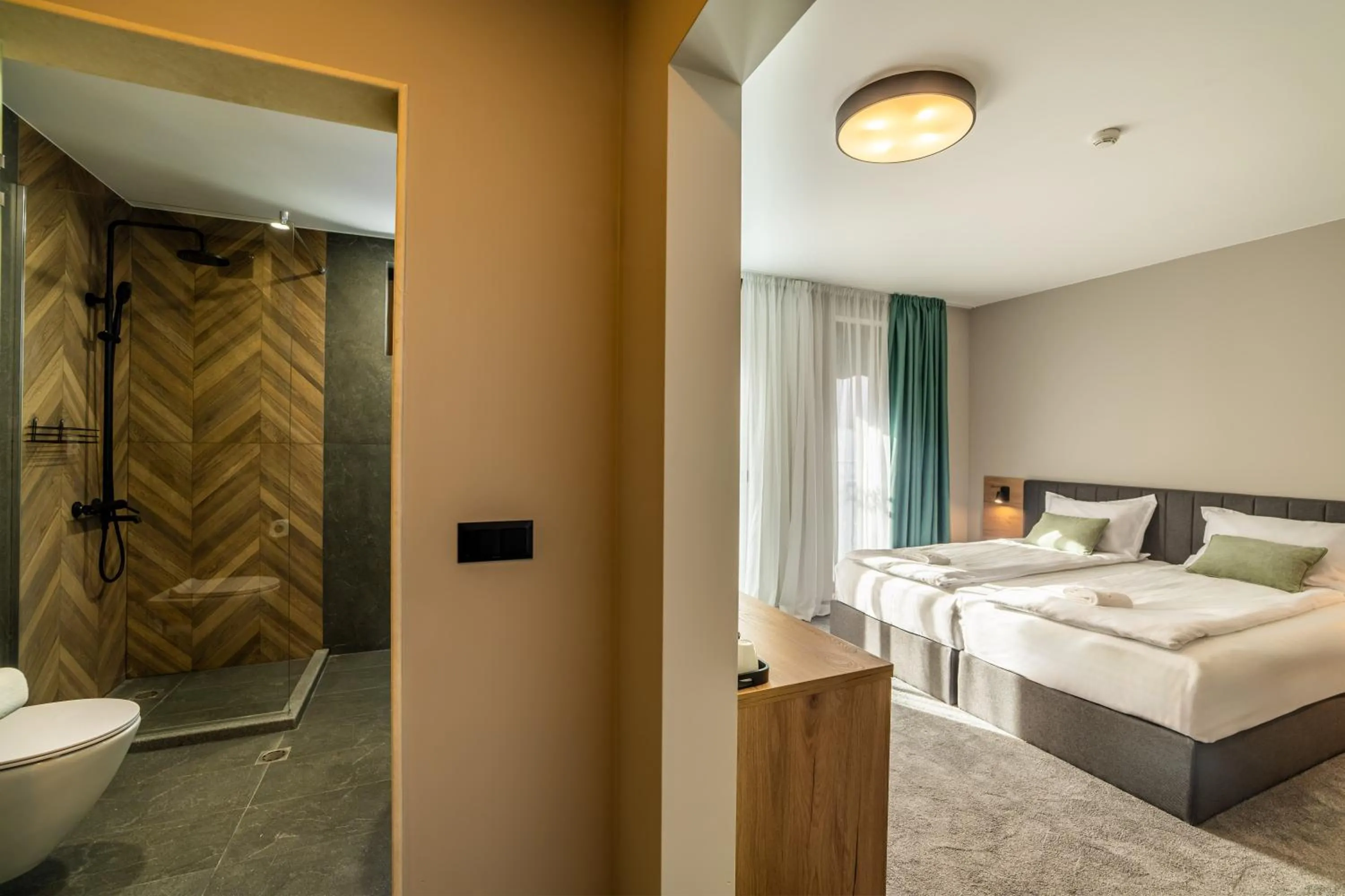 Shower, Bed in Acacia Hotel