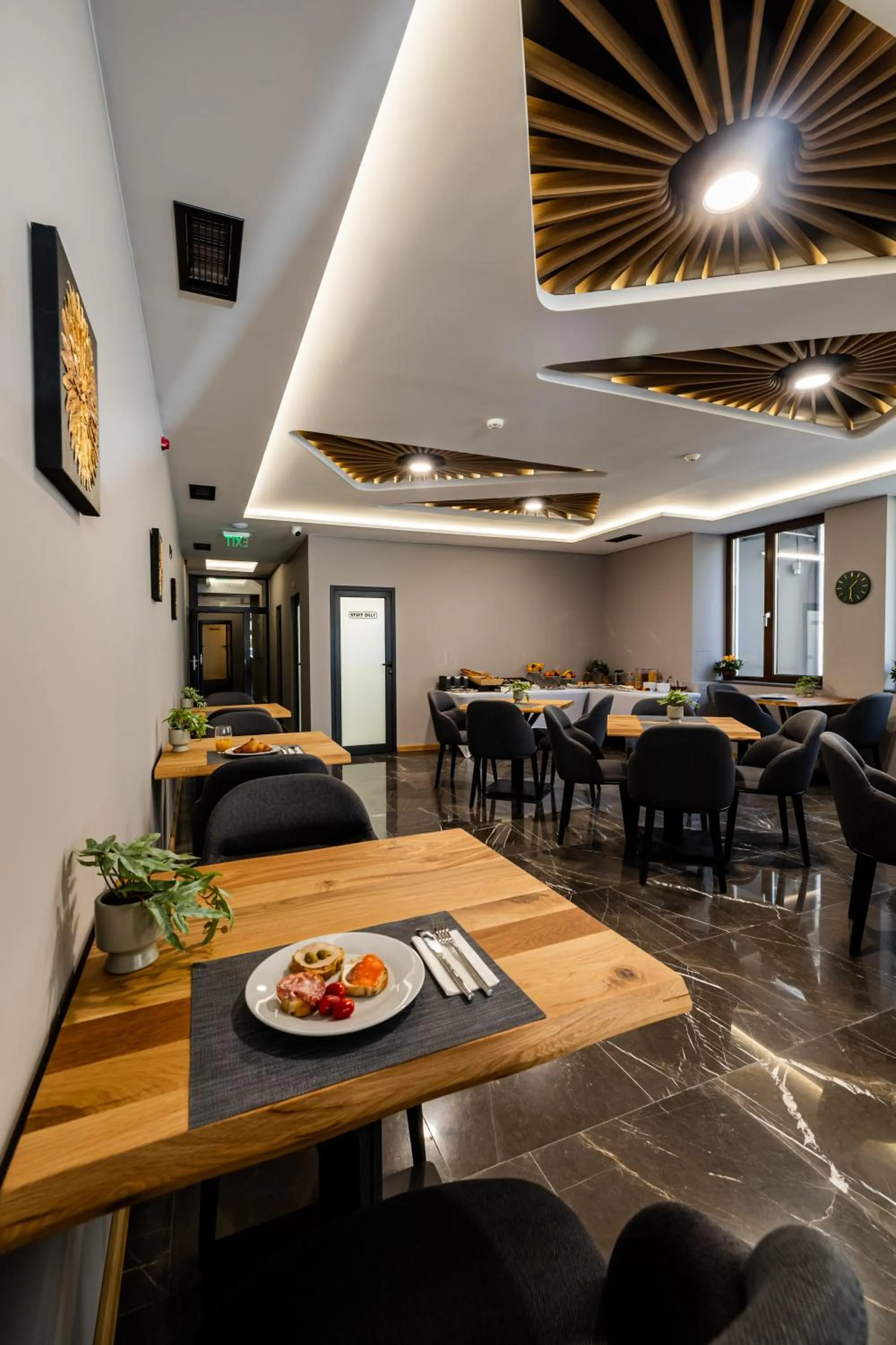 Restaurant/places to eat in Acacia Hotel