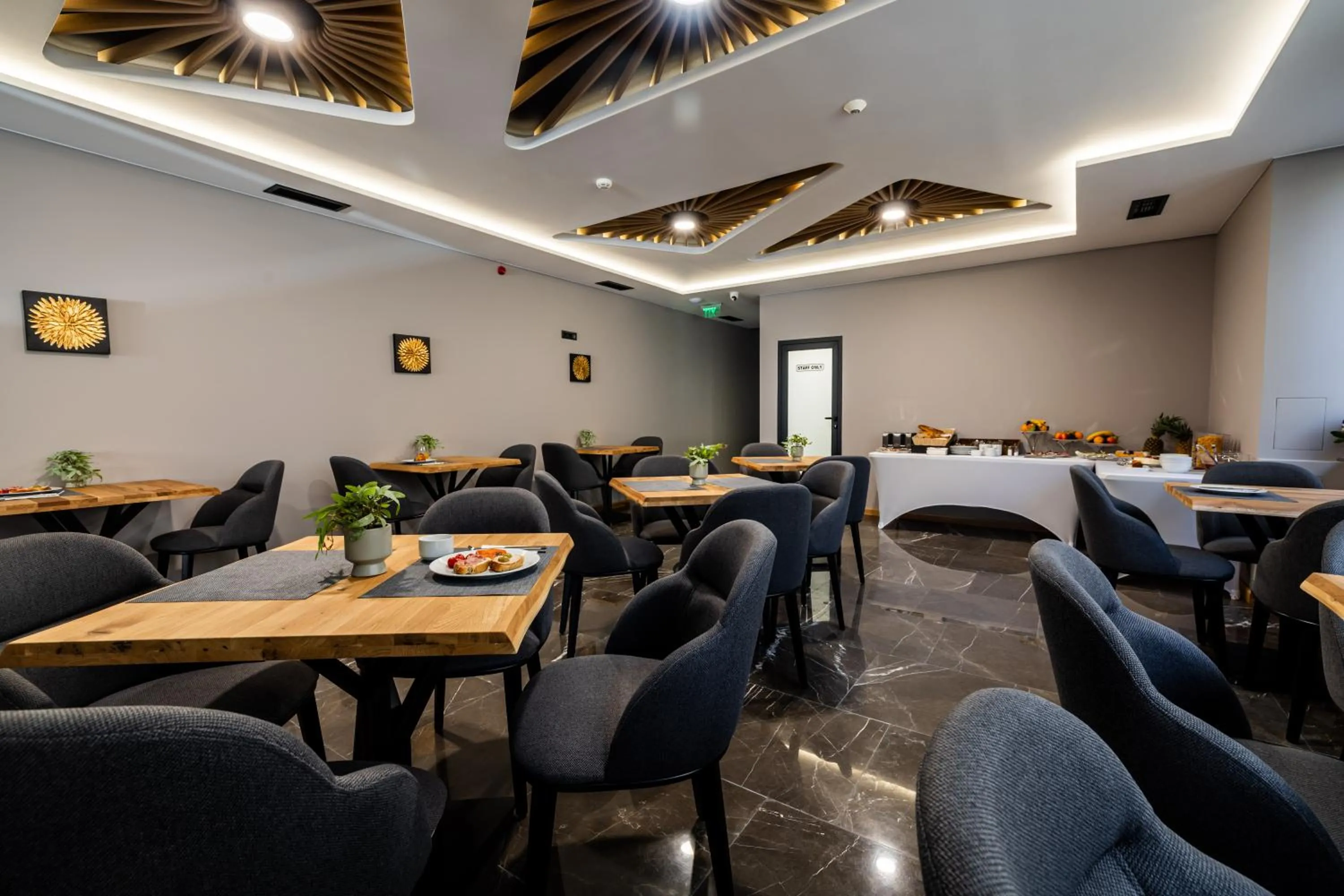 Restaurant/places to eat in Acacia Hotel