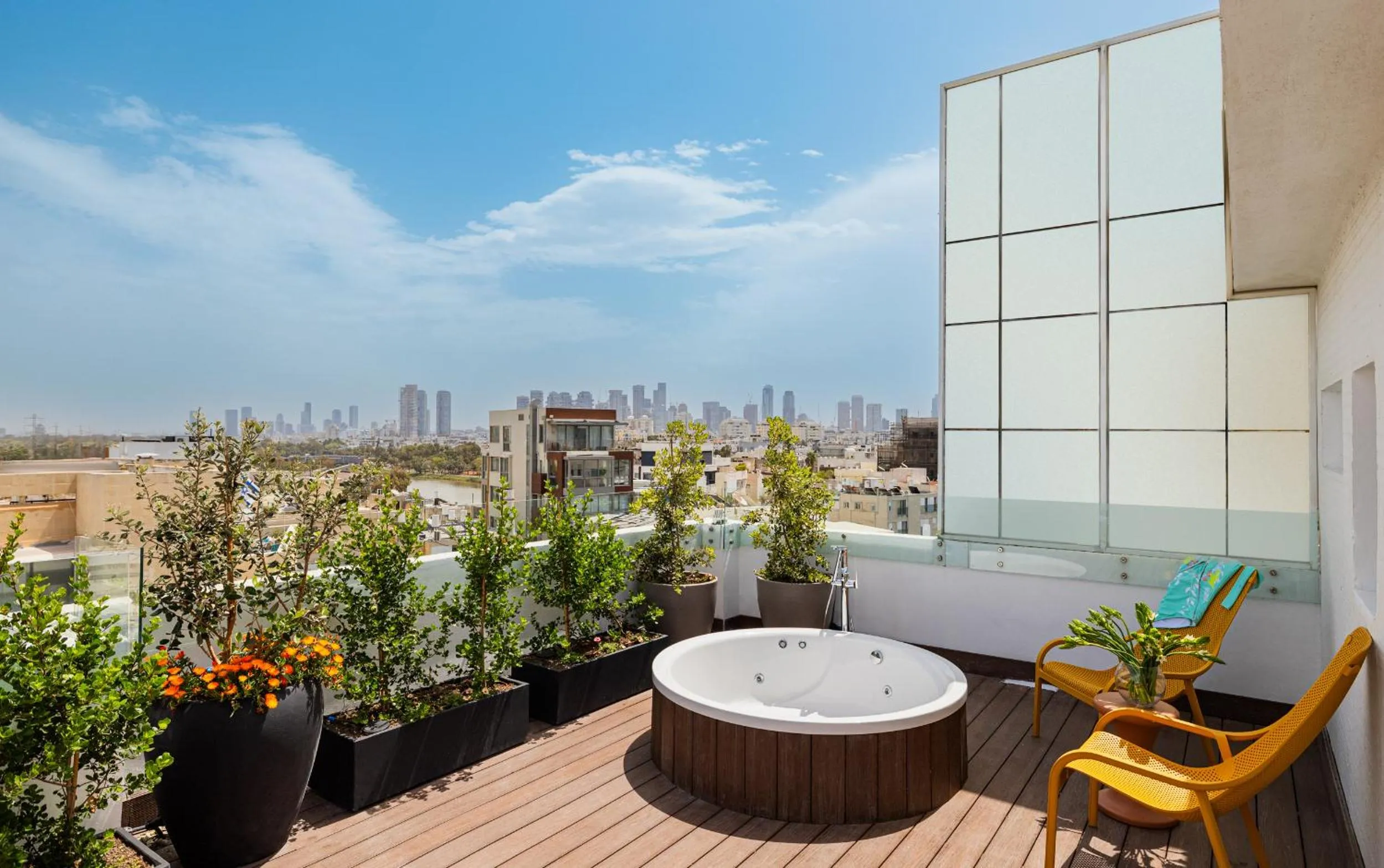 Hot Tub in PLAY Seaport Suite Hotel TLV