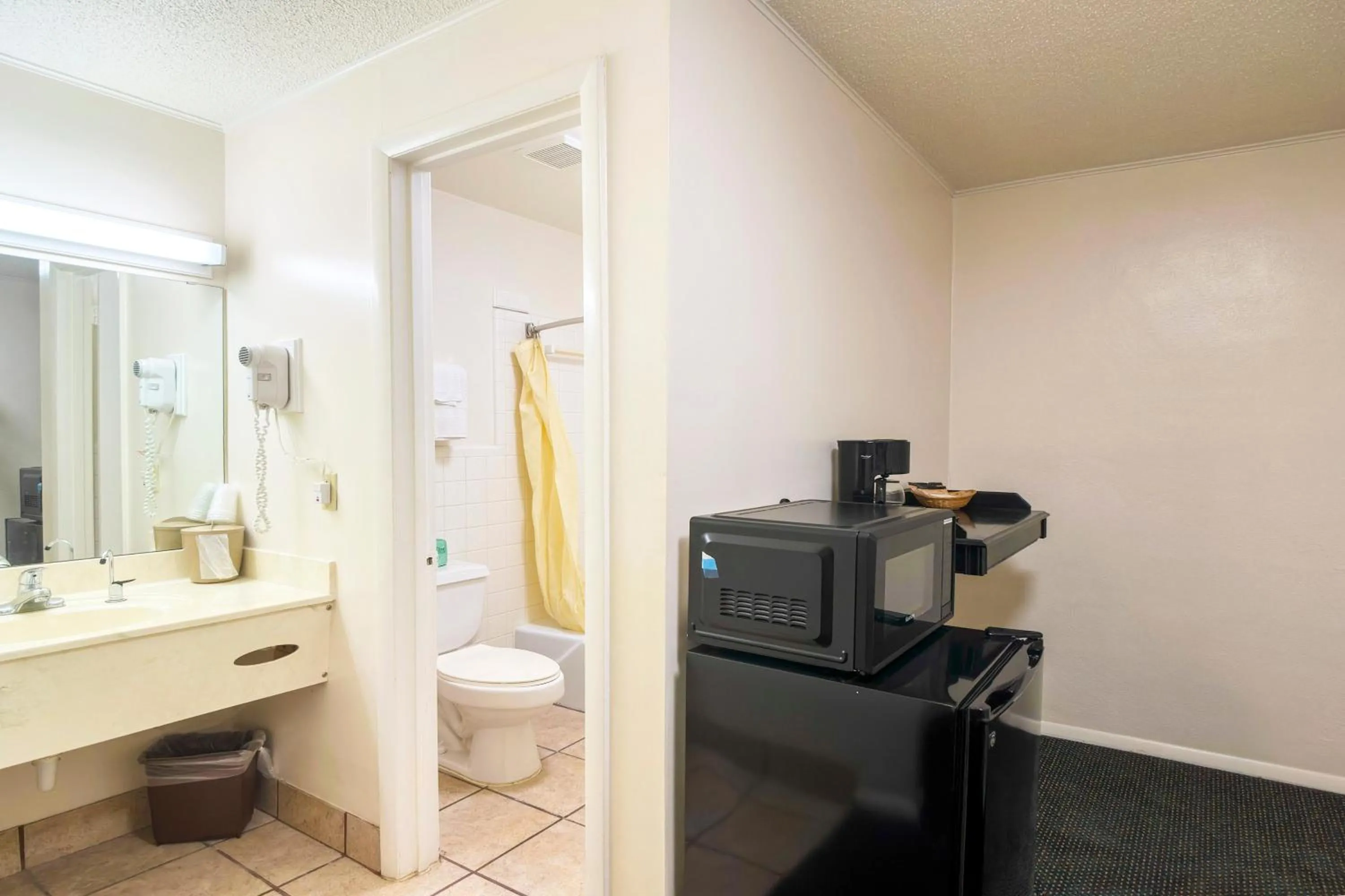 Bathroom in Hotel O Haven Inn Huntsville AL US 72