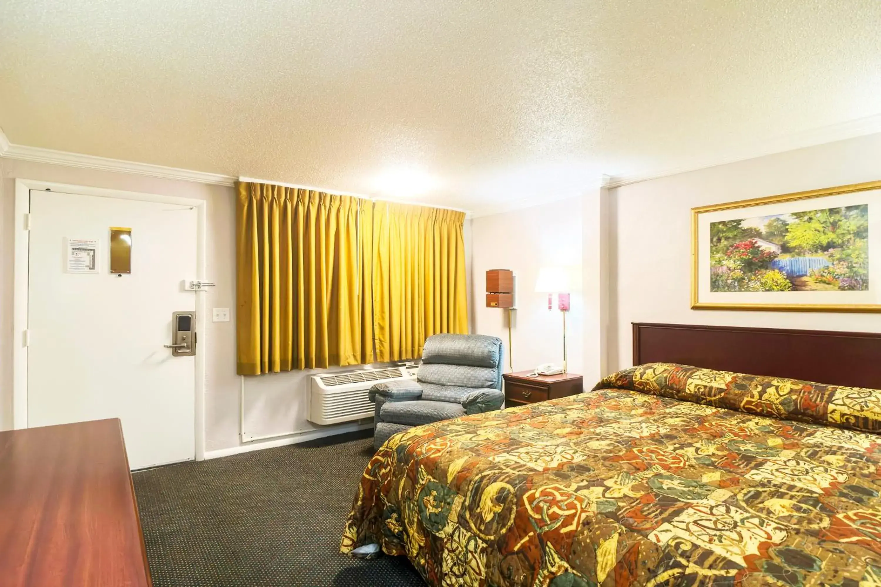 King Bed Smoking in Hotel O Haven Inn Huntsville AL US 72 King Bed Smoking in Hotel O Haven Inn Huntsville AL US 72