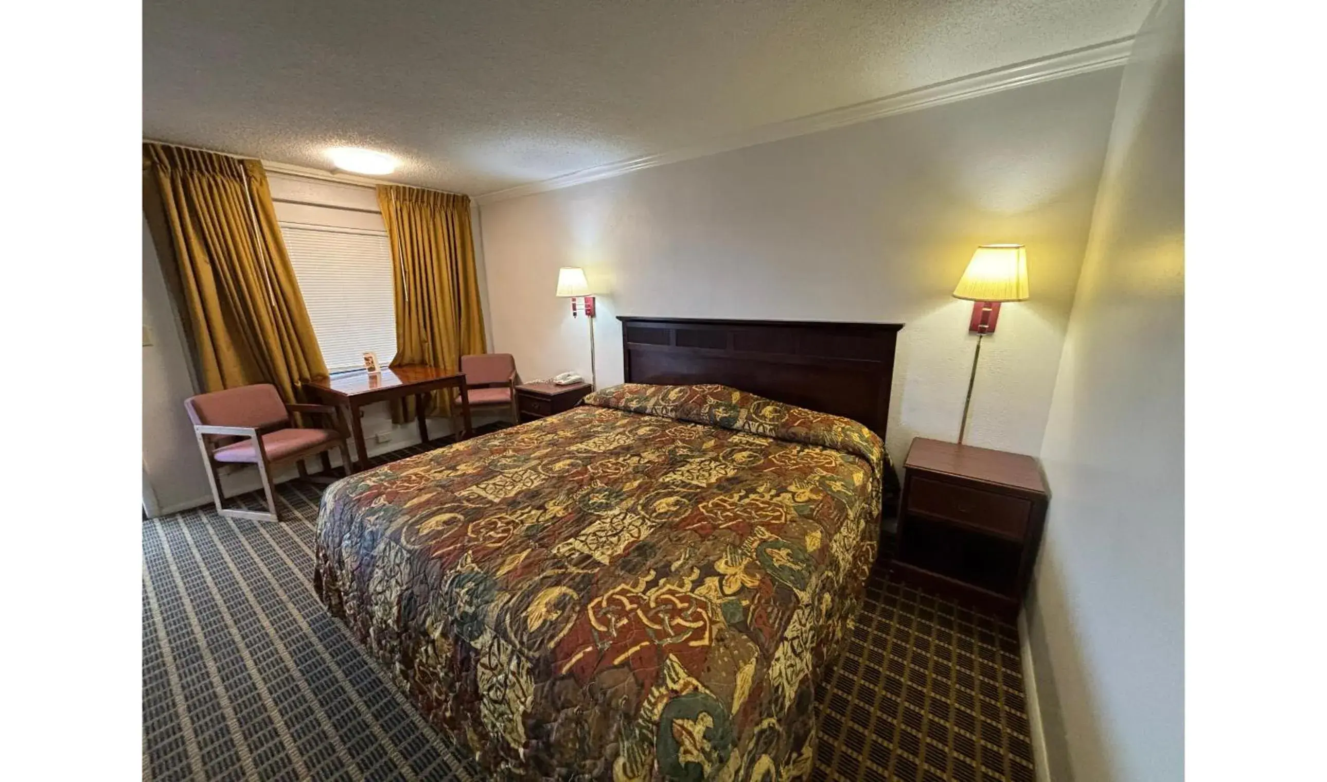 Queen Suite Non-Smoking in Hotel O Haven Inn Huntsville AL US 72 Queen Suite Non-Smoking in Hotel O Haven Inn Huntsville AL US 72