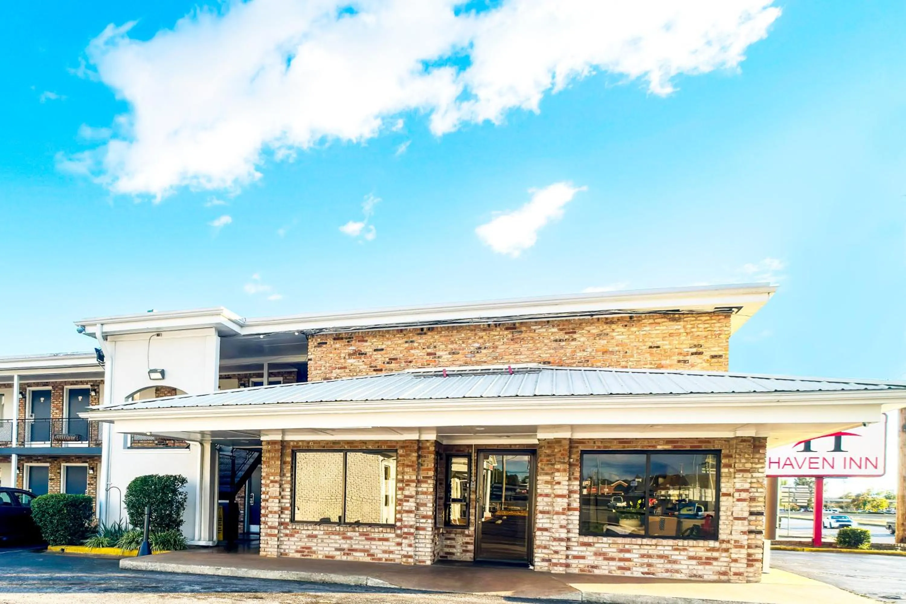 Property building in Hotel O Haven Inn Huntsville AL US 72