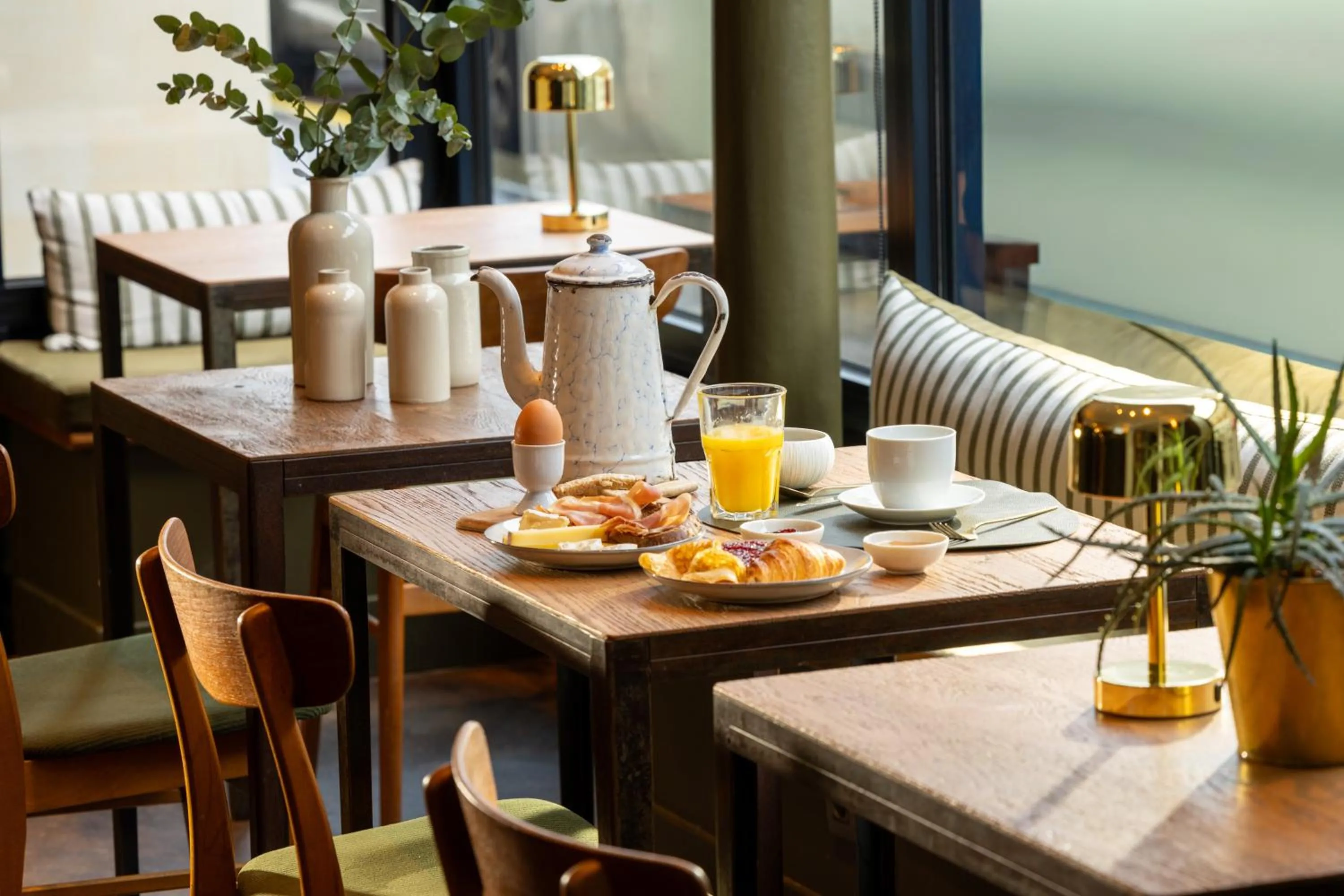 Food and drinks in COQ Hotel Paris