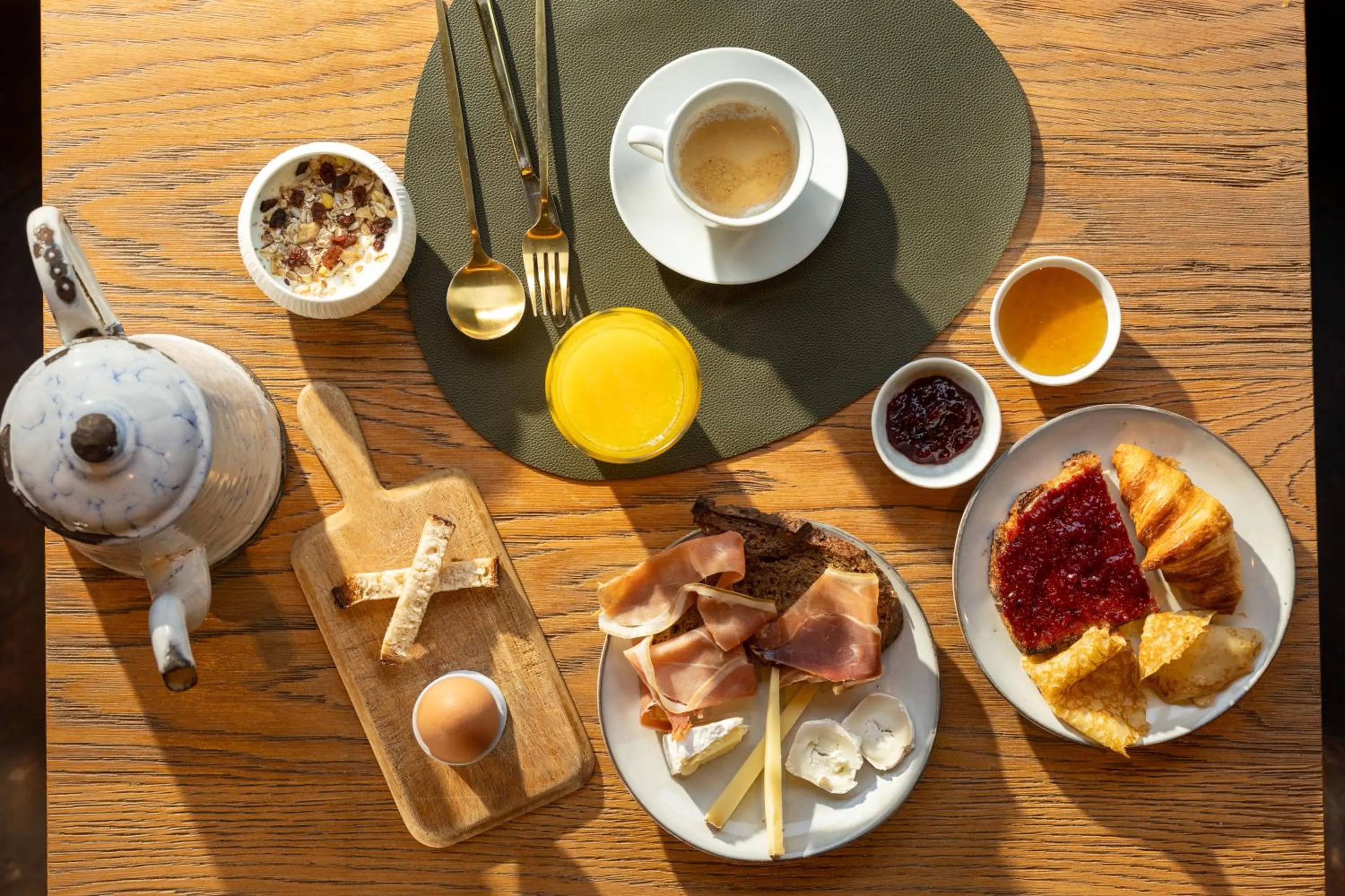 Food and drinks in COQ Hotel Paris