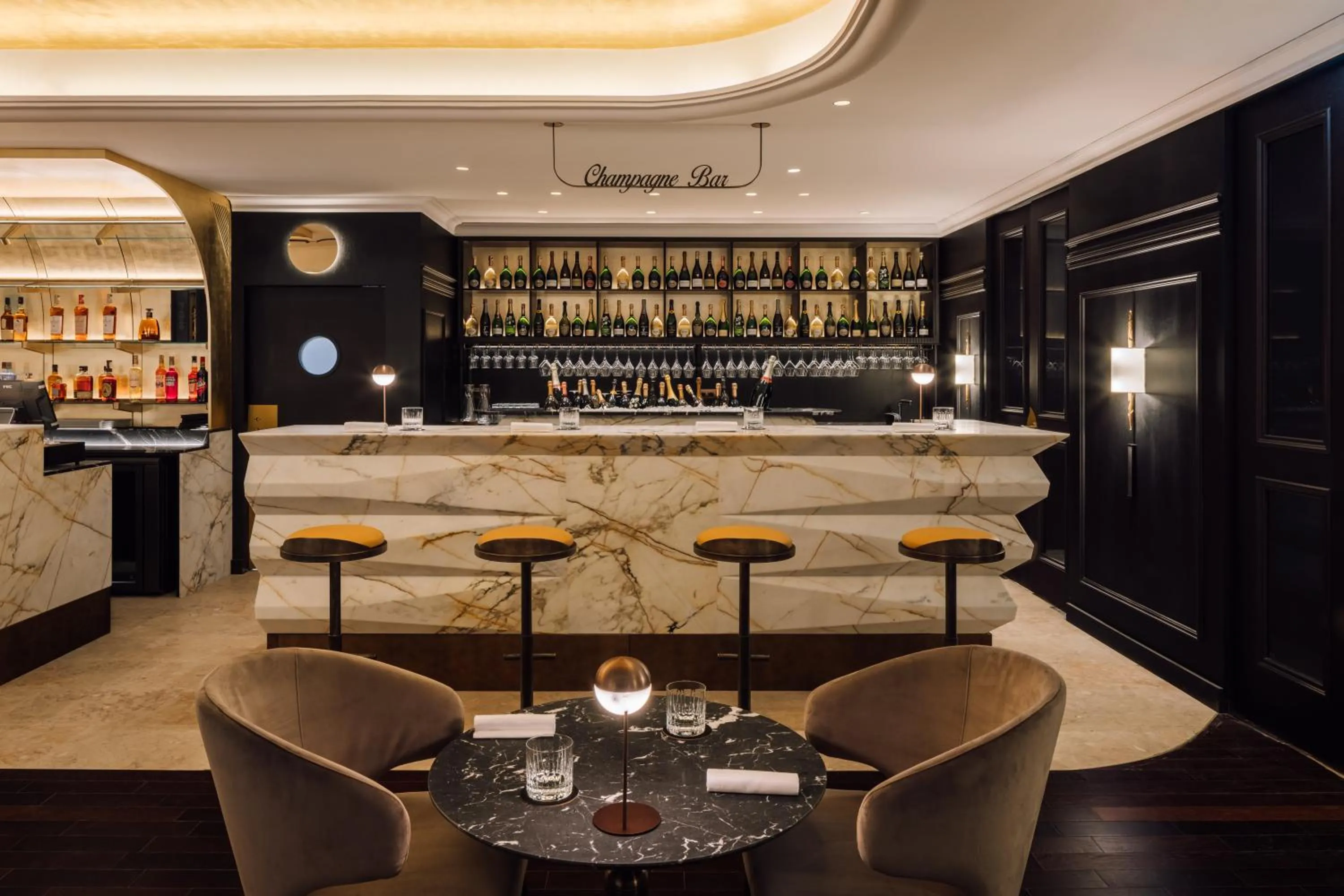 Lounge or bar in MYTHIC SANA Downtown Suites