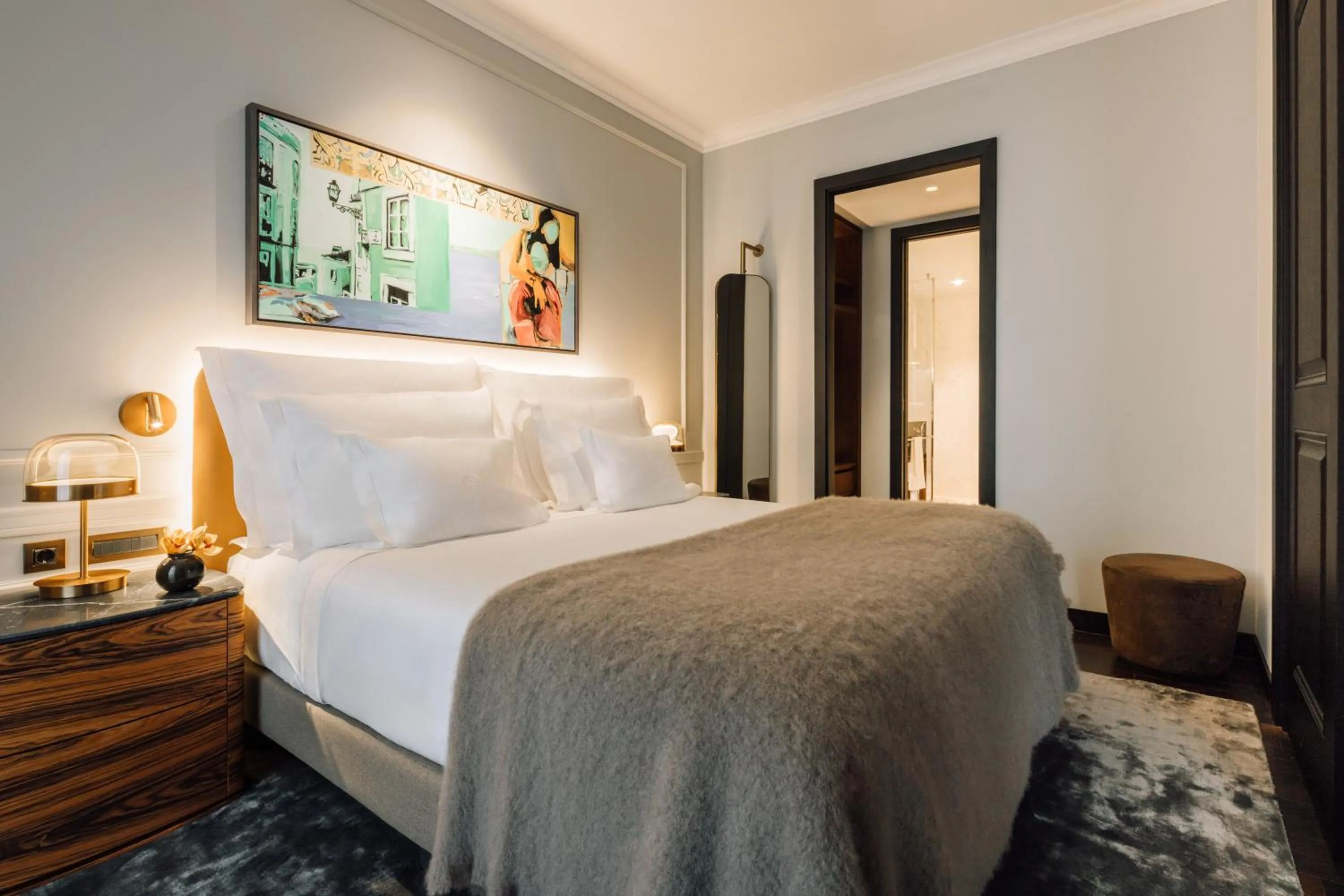 Bed in MYTHIC SANA Downtown Suites