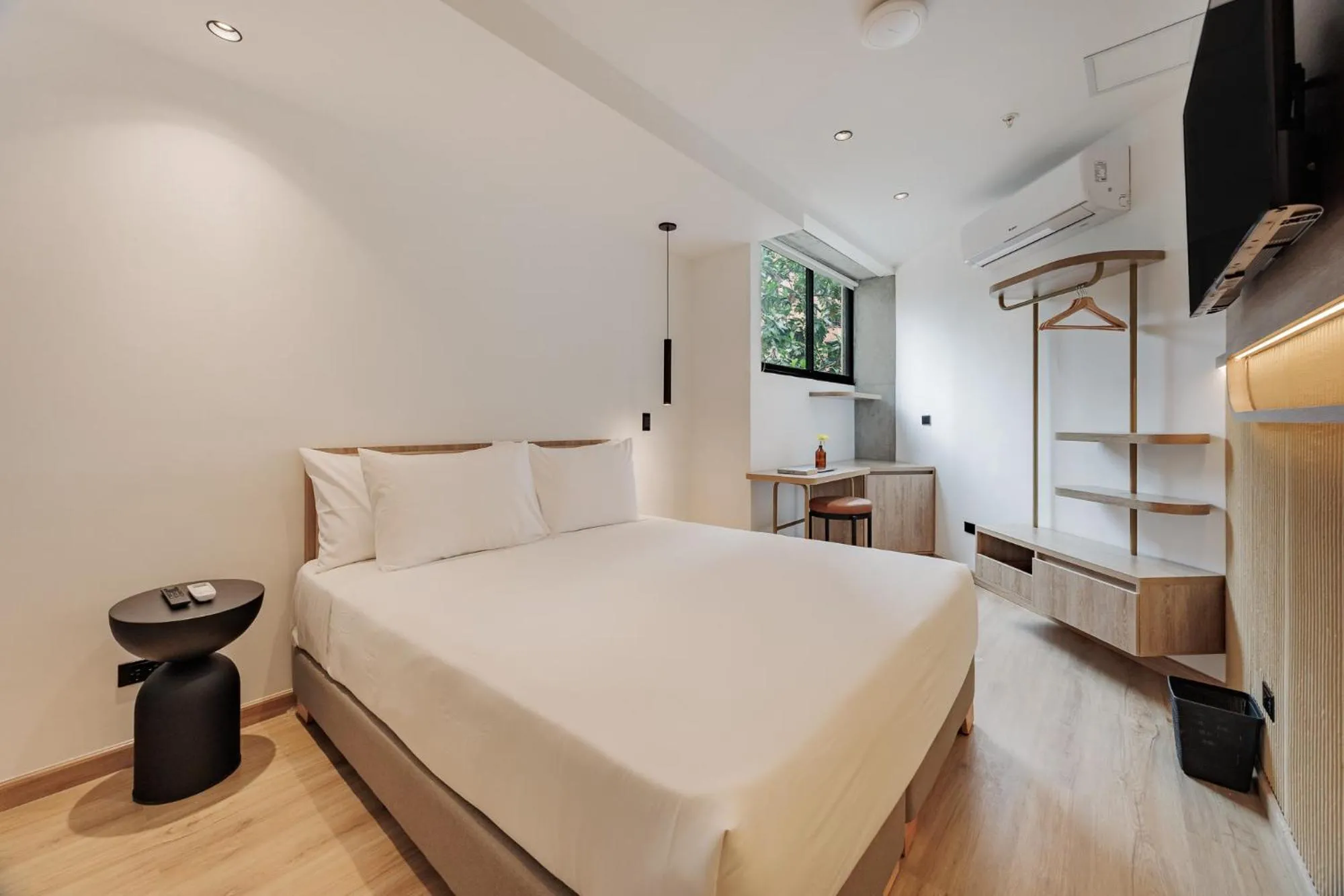 Standard Queen Room in Lomm By Somos The Group