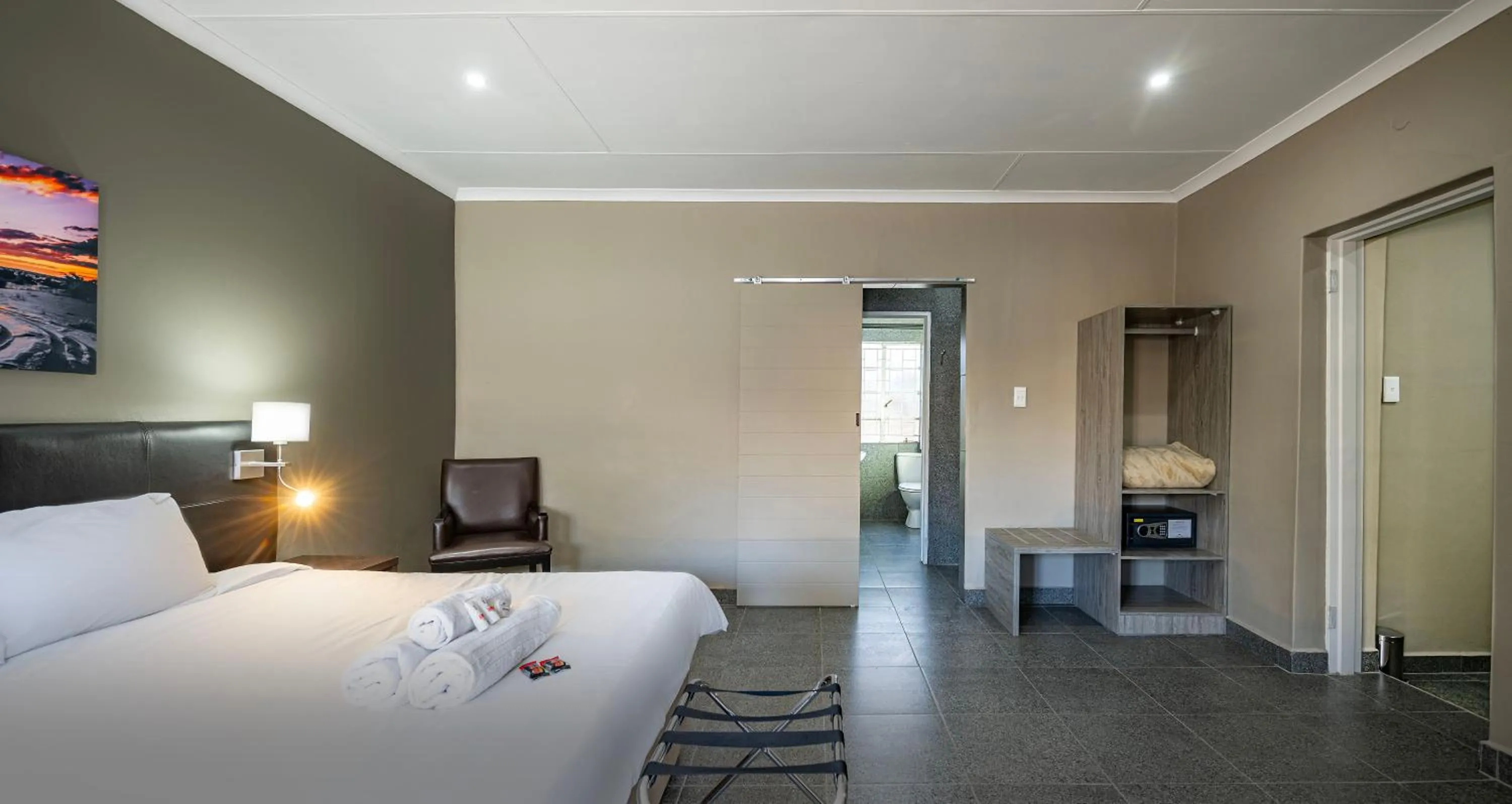 Bathroom, Bed in Calvinia Hotel