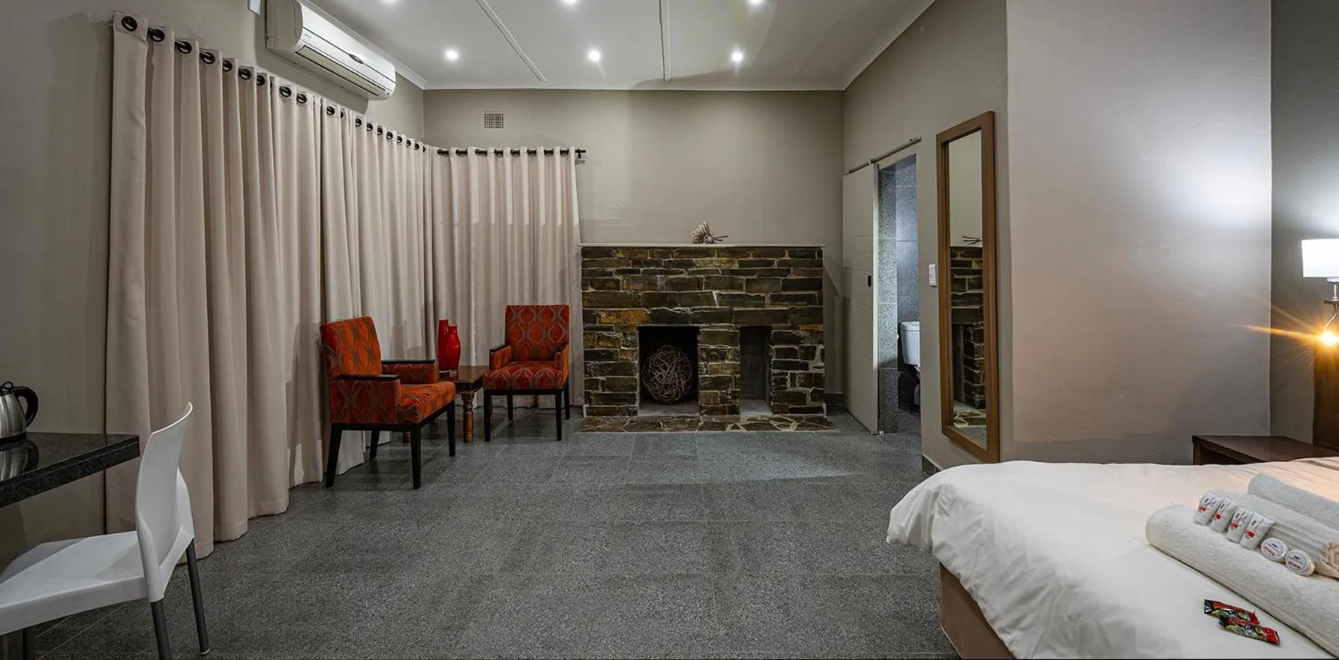 Toilet, Bed in Calvinia Hotel