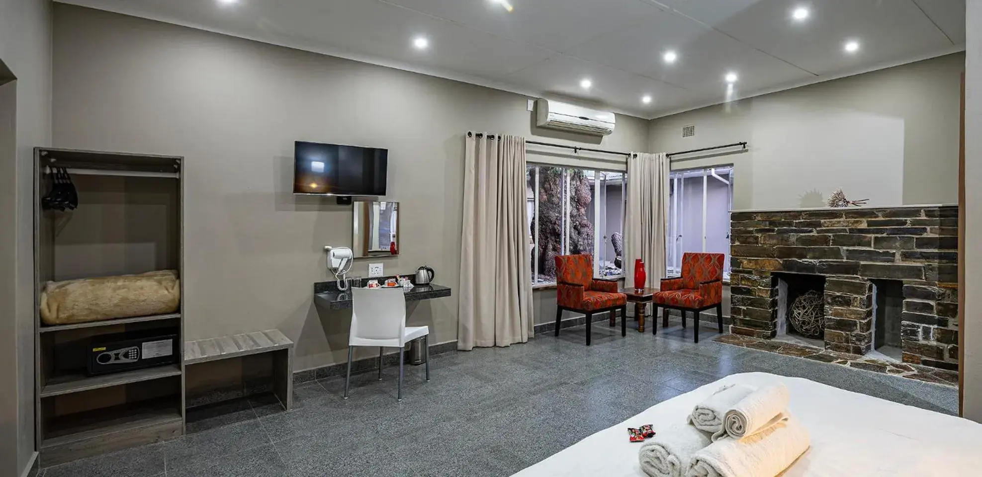 Twin Room with Private Bathroom in Calvinia Hotel Twin Room with Private Bathroom in Calvinia Hotel