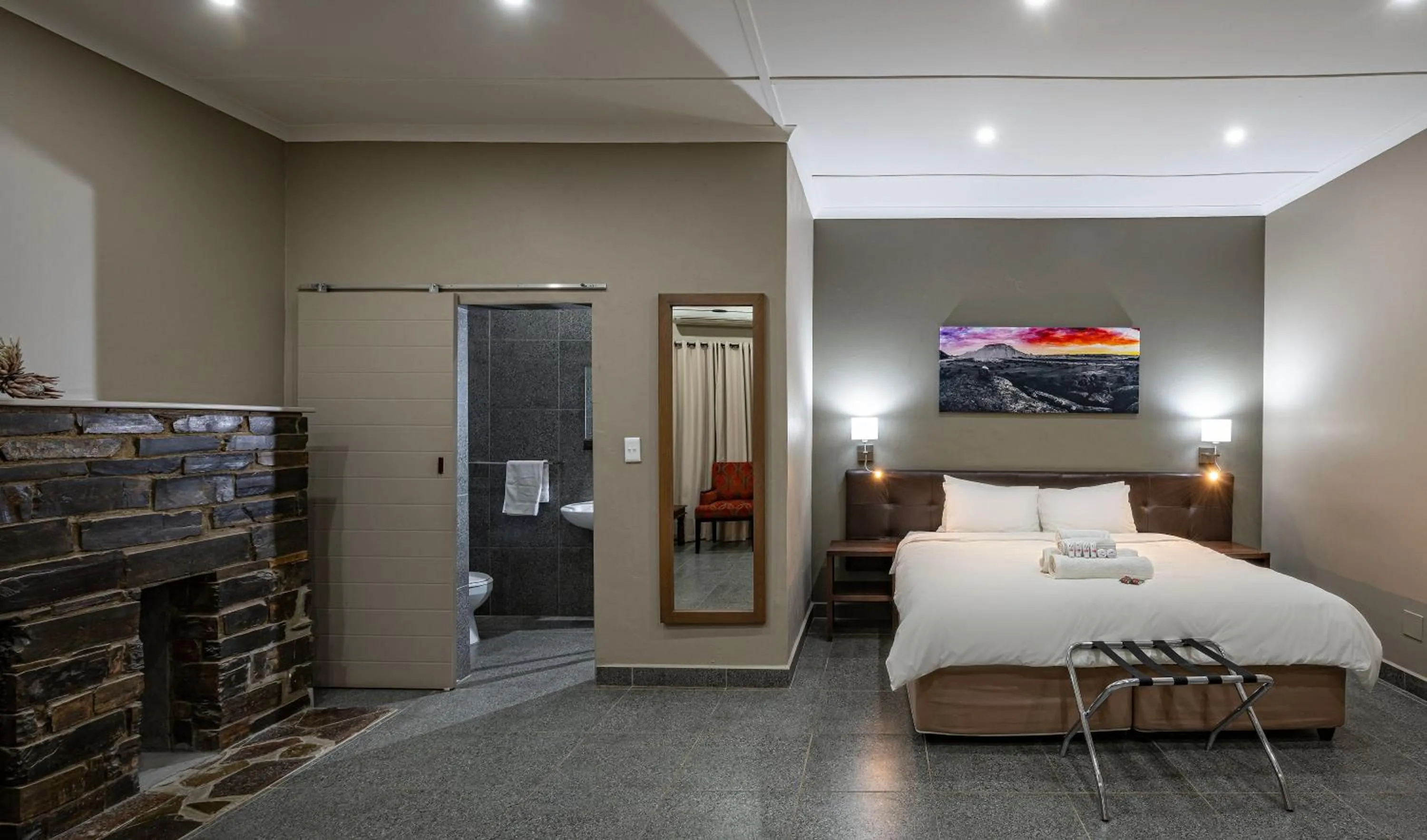 Bathroom, Bed in Calvinia Hotel