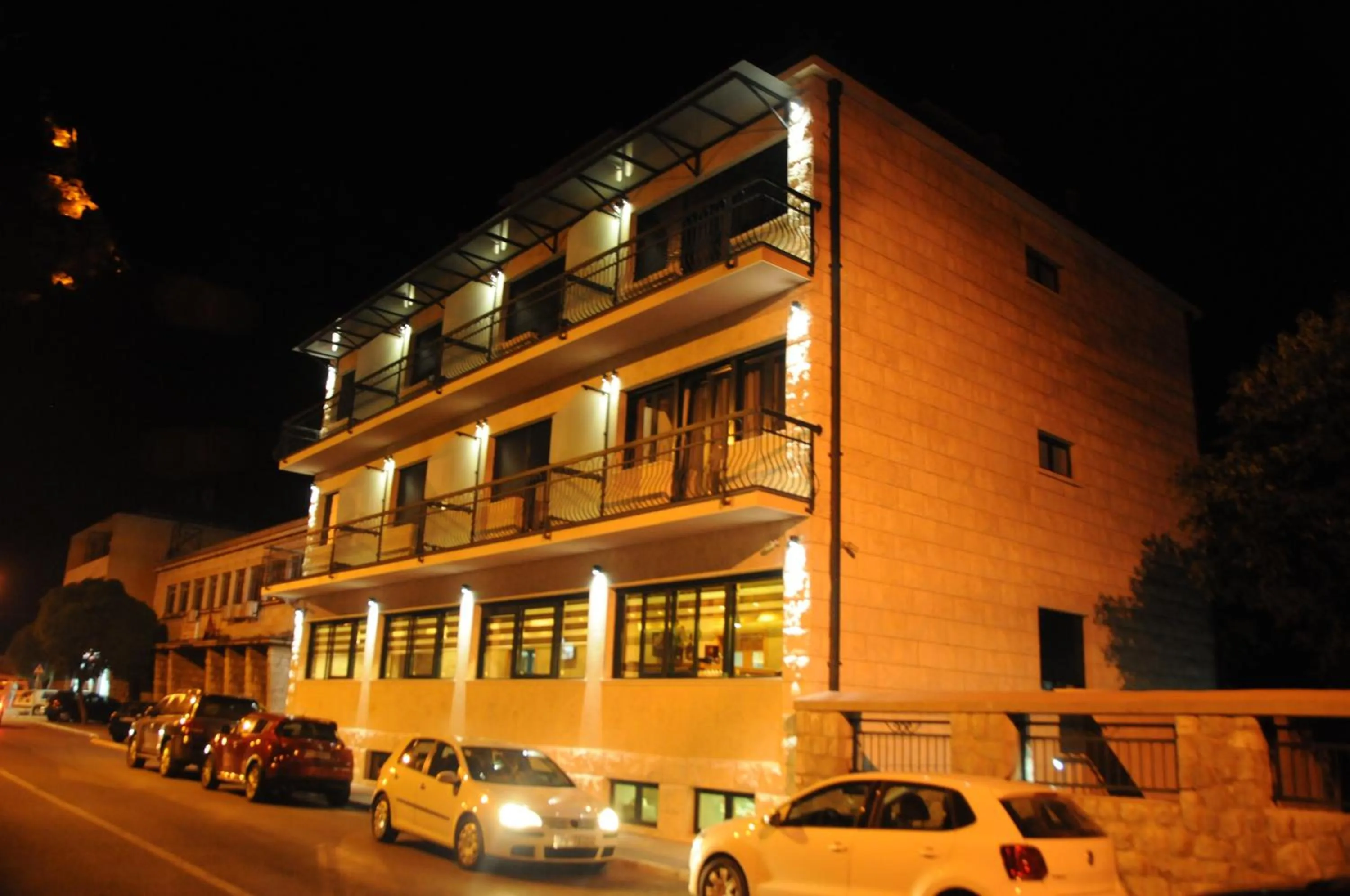 Property building in Hotel Porto In