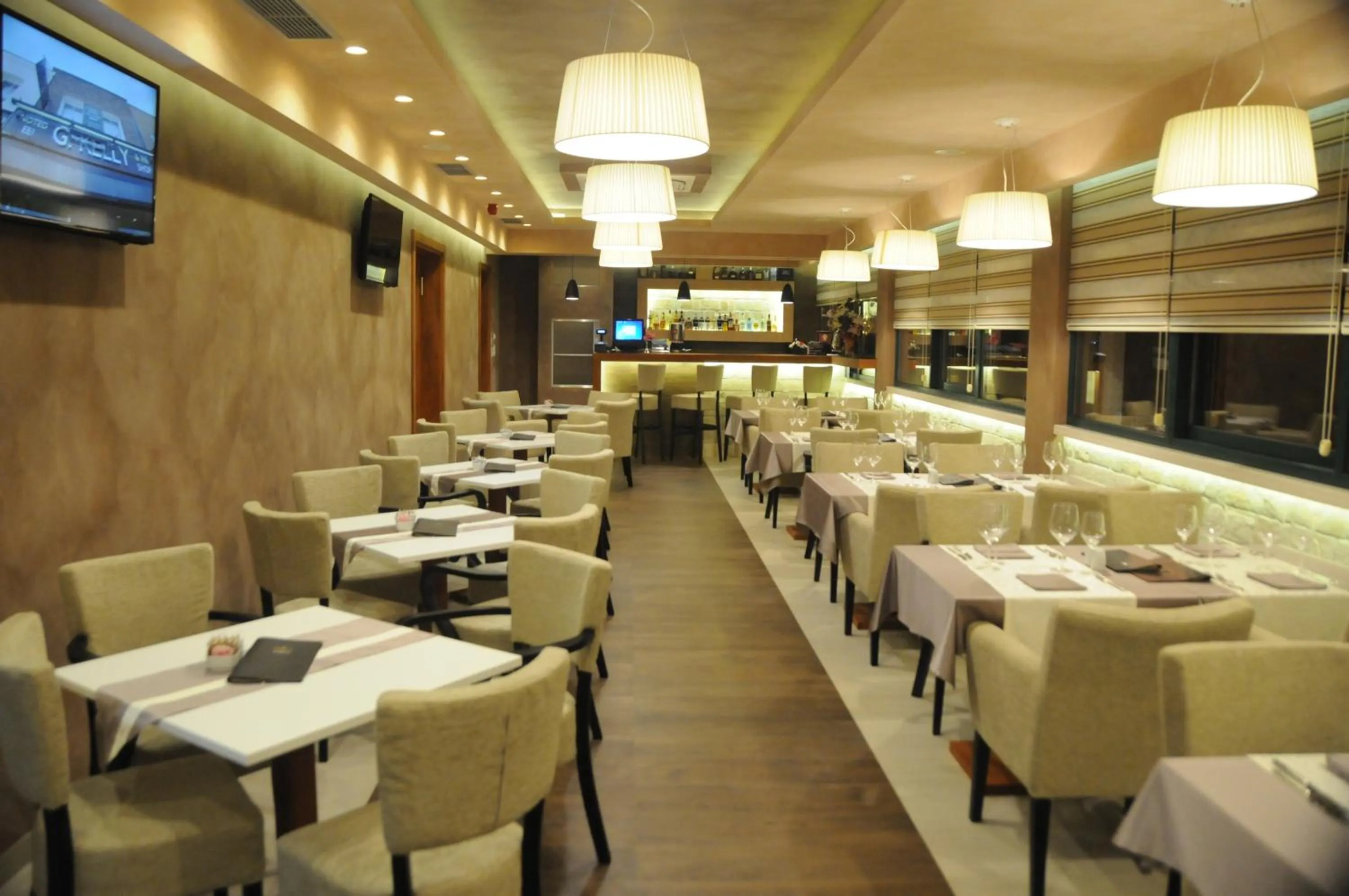 Restaurant/places to eat in Hotel Porto In