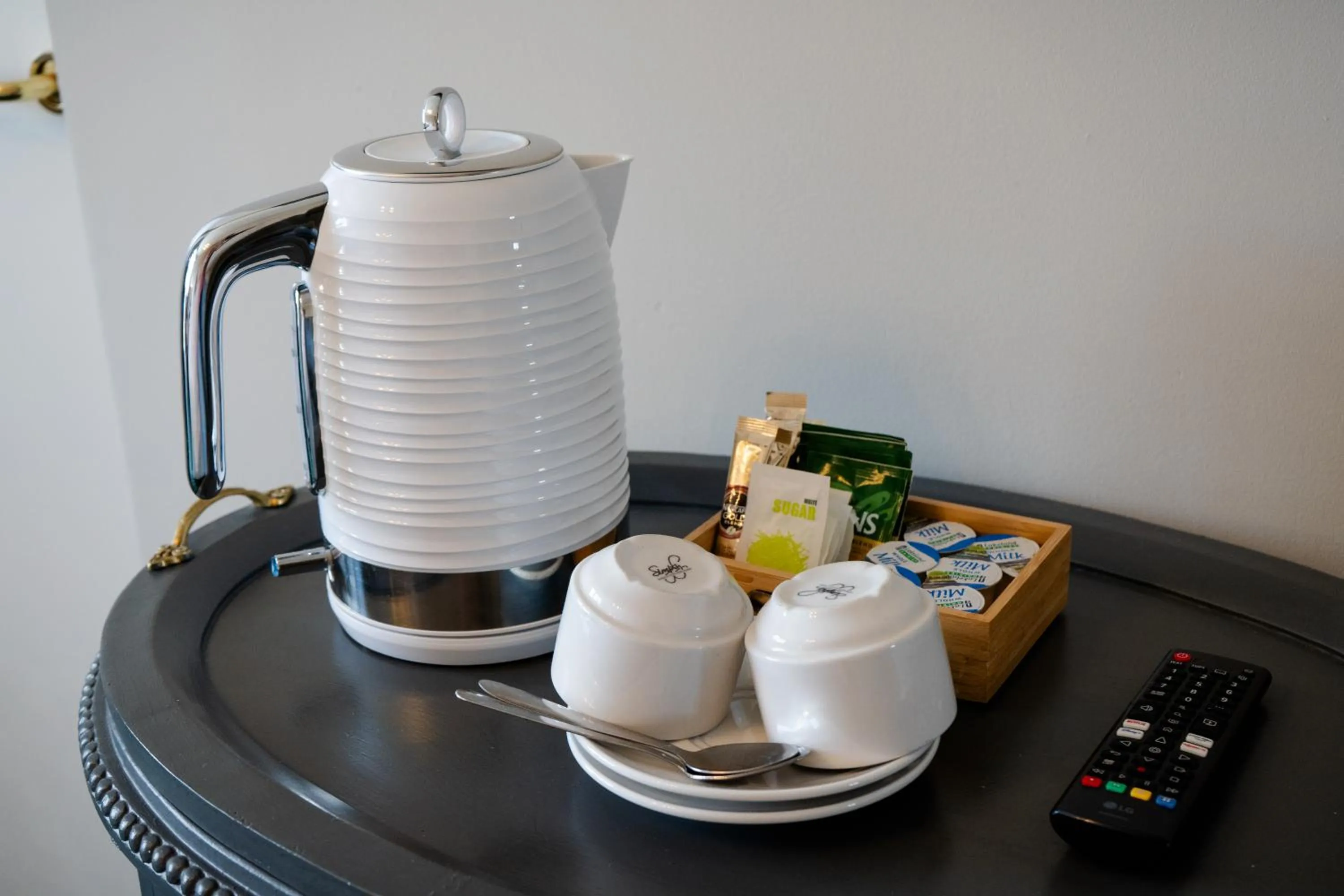 Coffee/tea facilities in Lakeside Manor Hotel