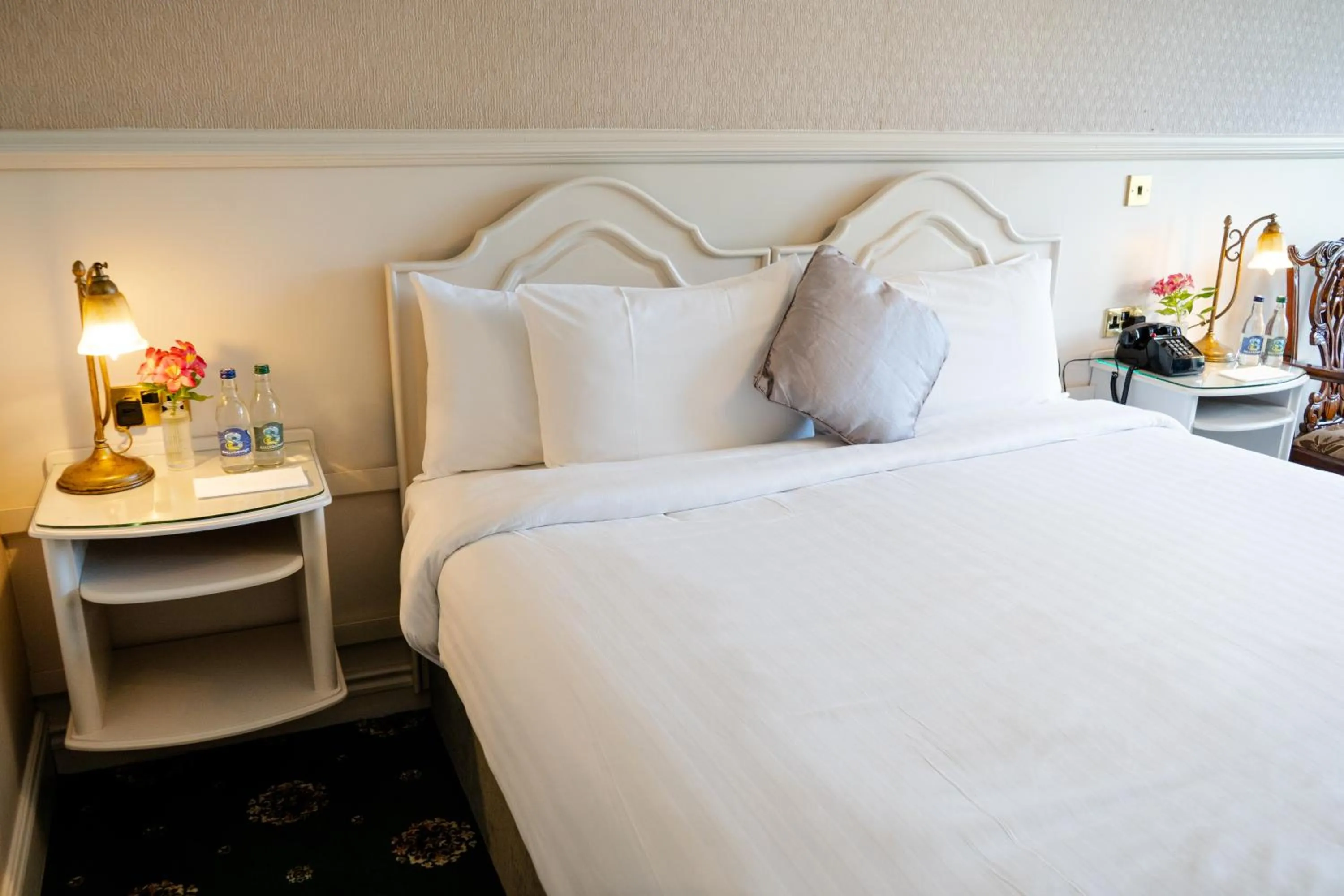 Bed in Lakeside Manor Hotel