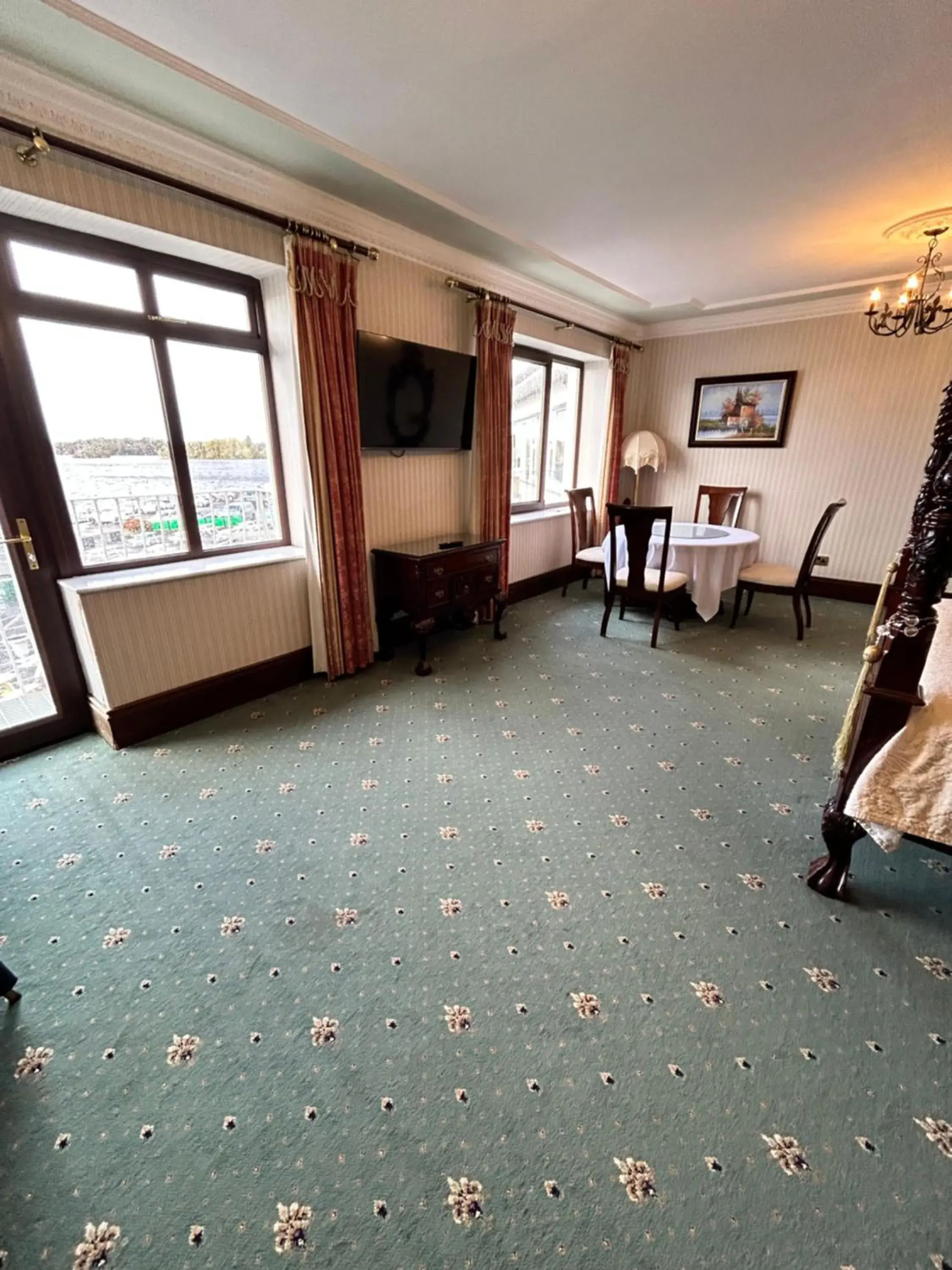 Deluxe Suite with Spa Bath - single occupancy in Lakeside Manor Hotel Deluxe Suite with Spa Bath - single occupancy in Lakeside Manor Hotel