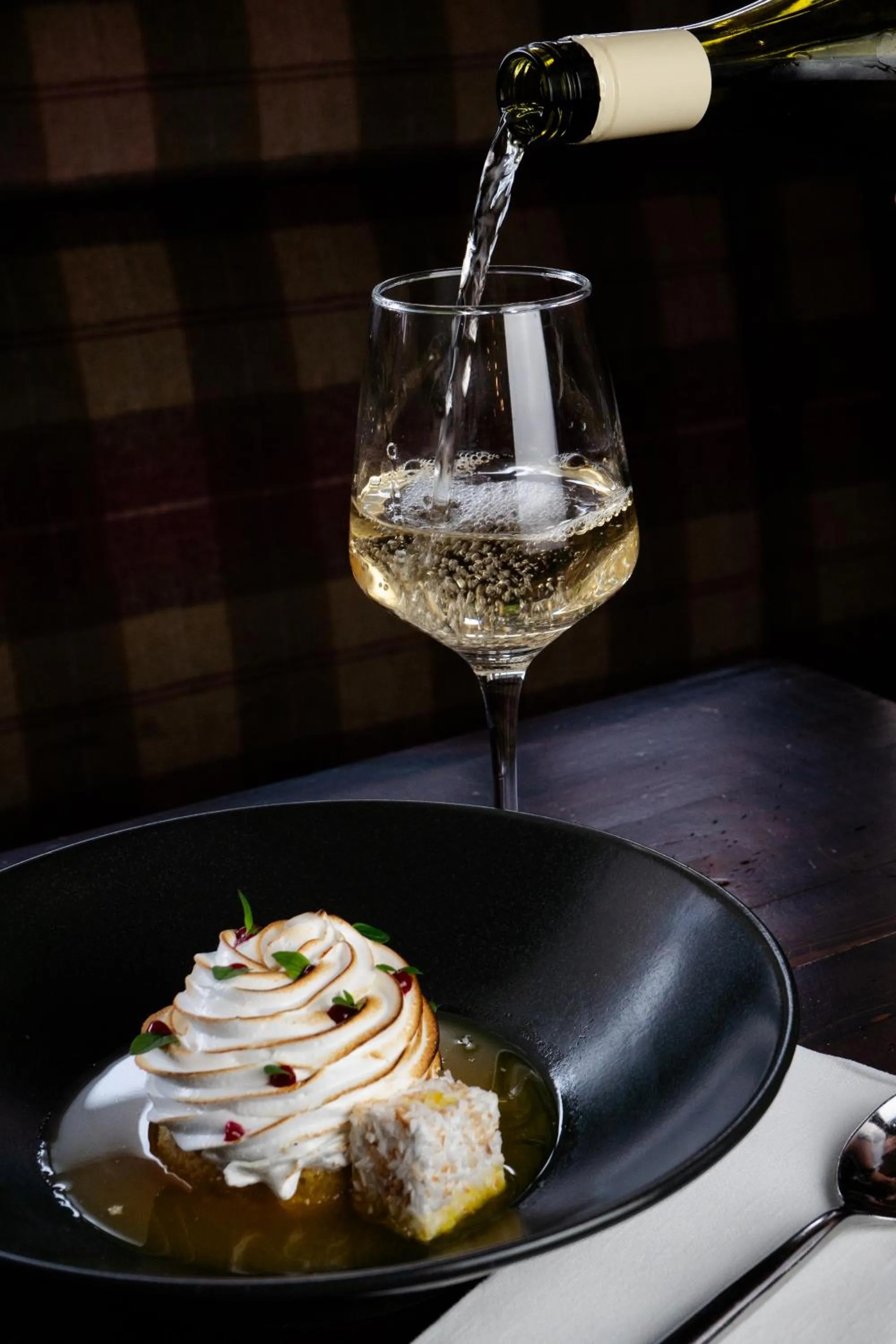 Restaurant/places to eat in Lakeside Manor Hotel