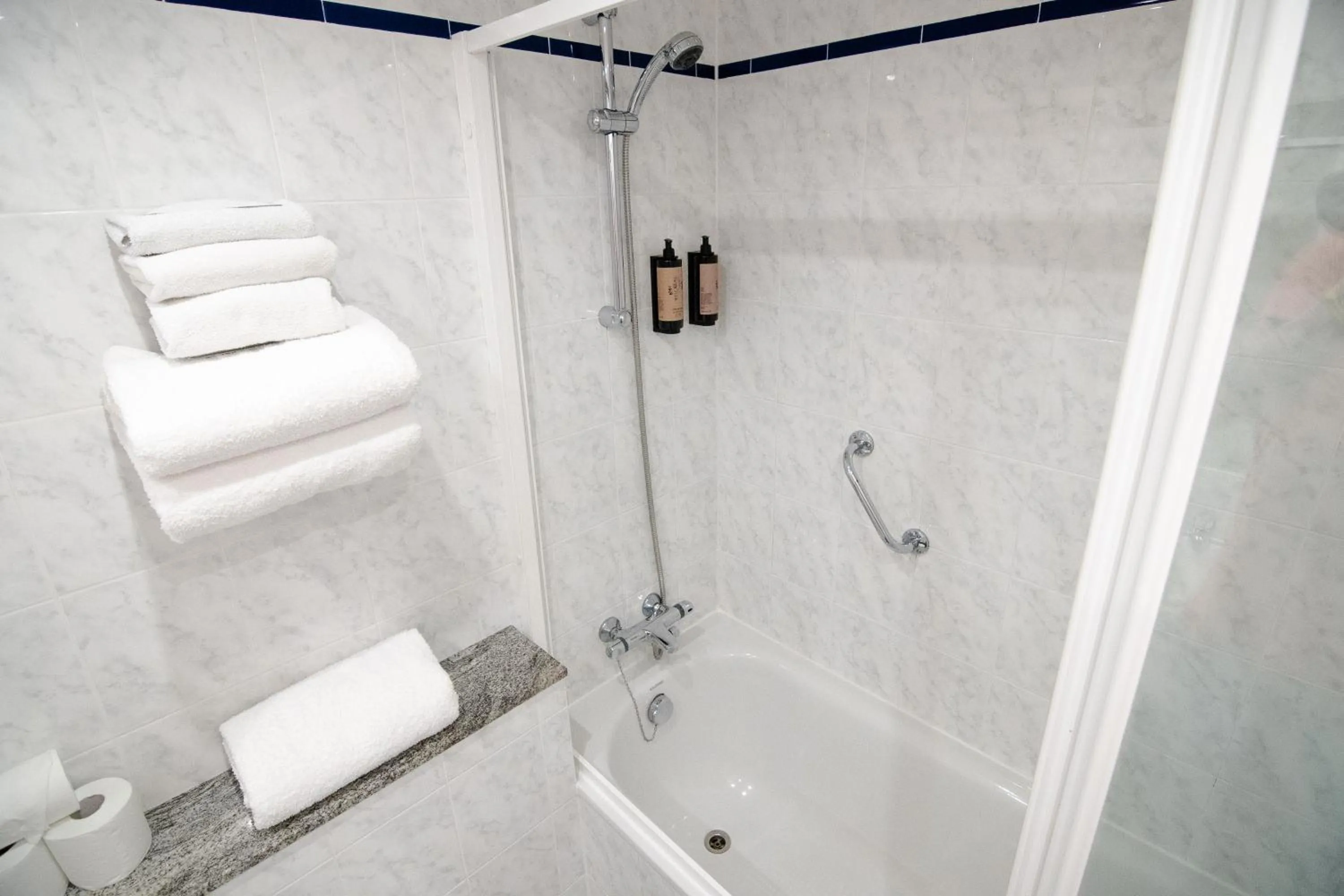 Lakeside Manor Hotel