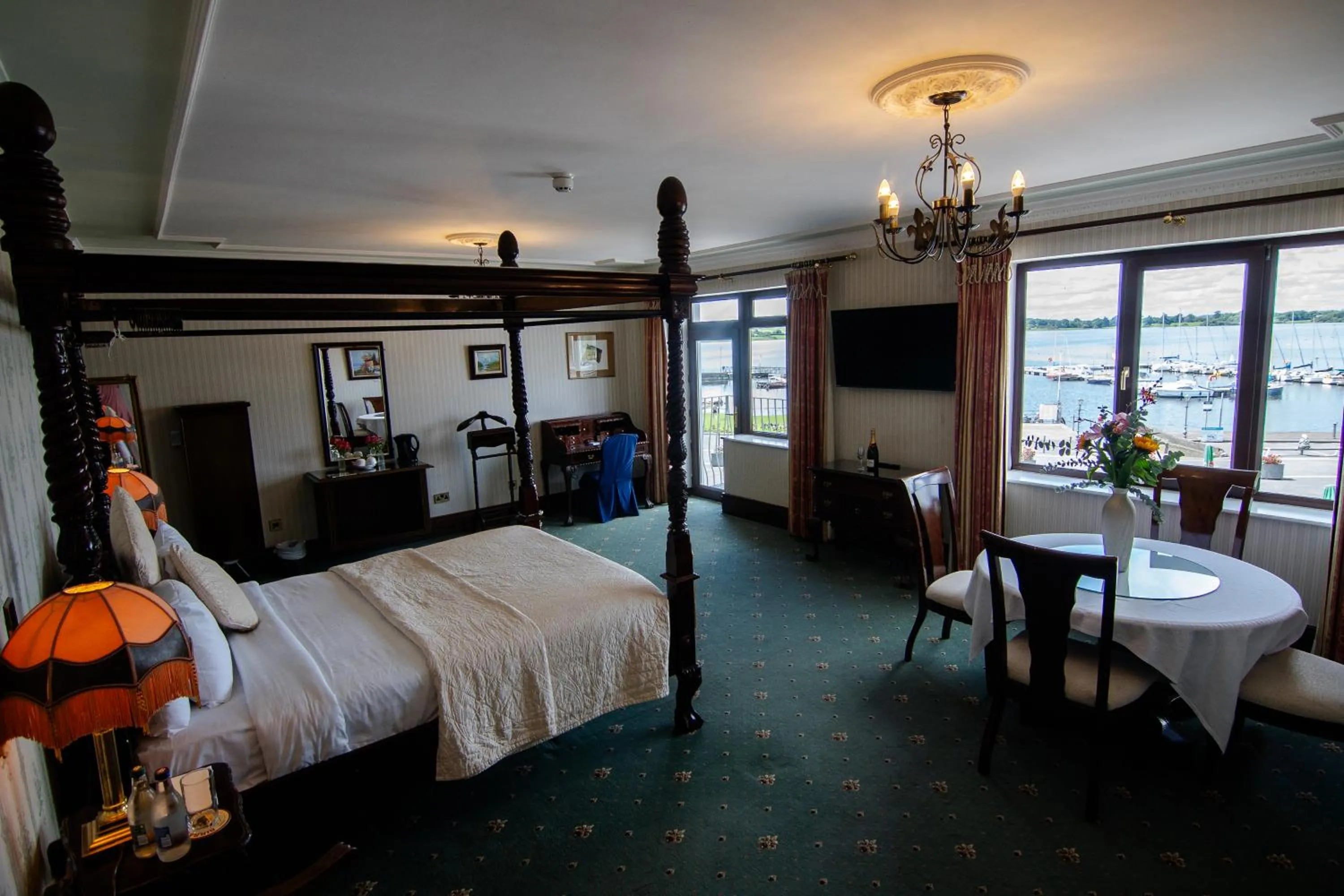 Bed in Lakeside Manor Hotel