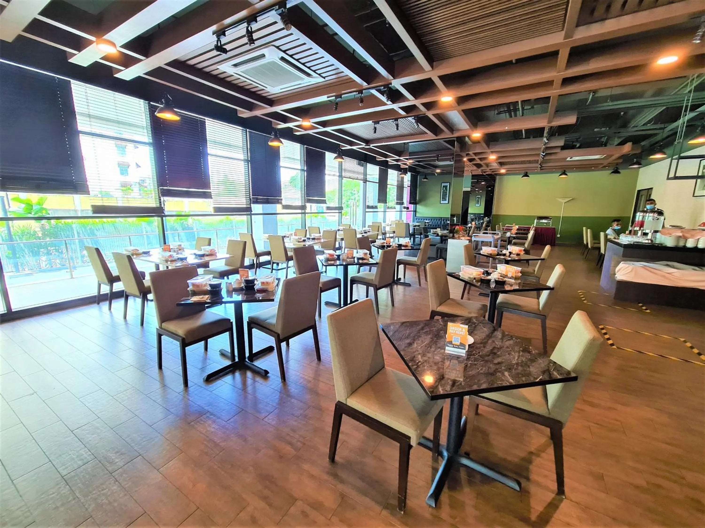 Restaurant/places to eat in Nexus Business Suite Hotel