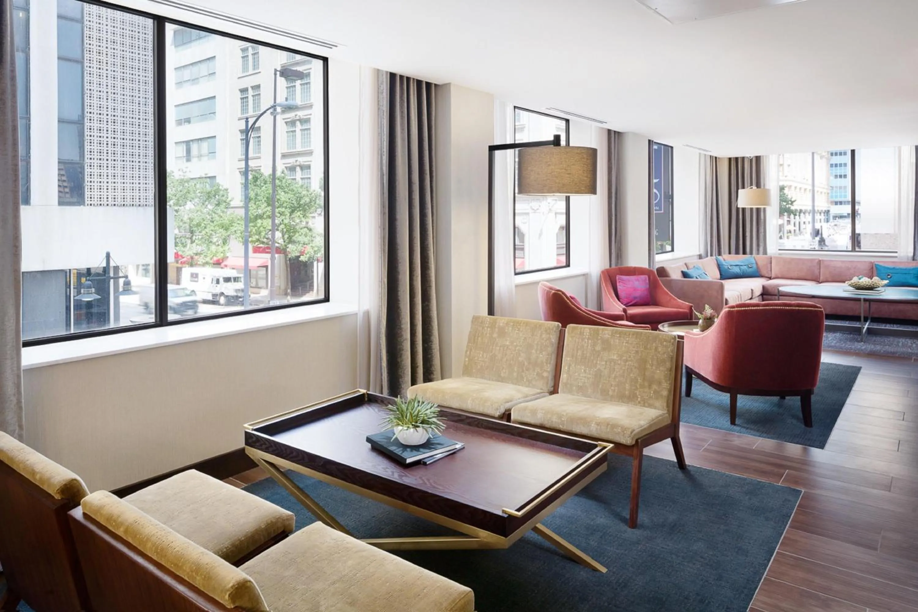 Breakfast in Hampton Inn & Suites Dallas Downtown