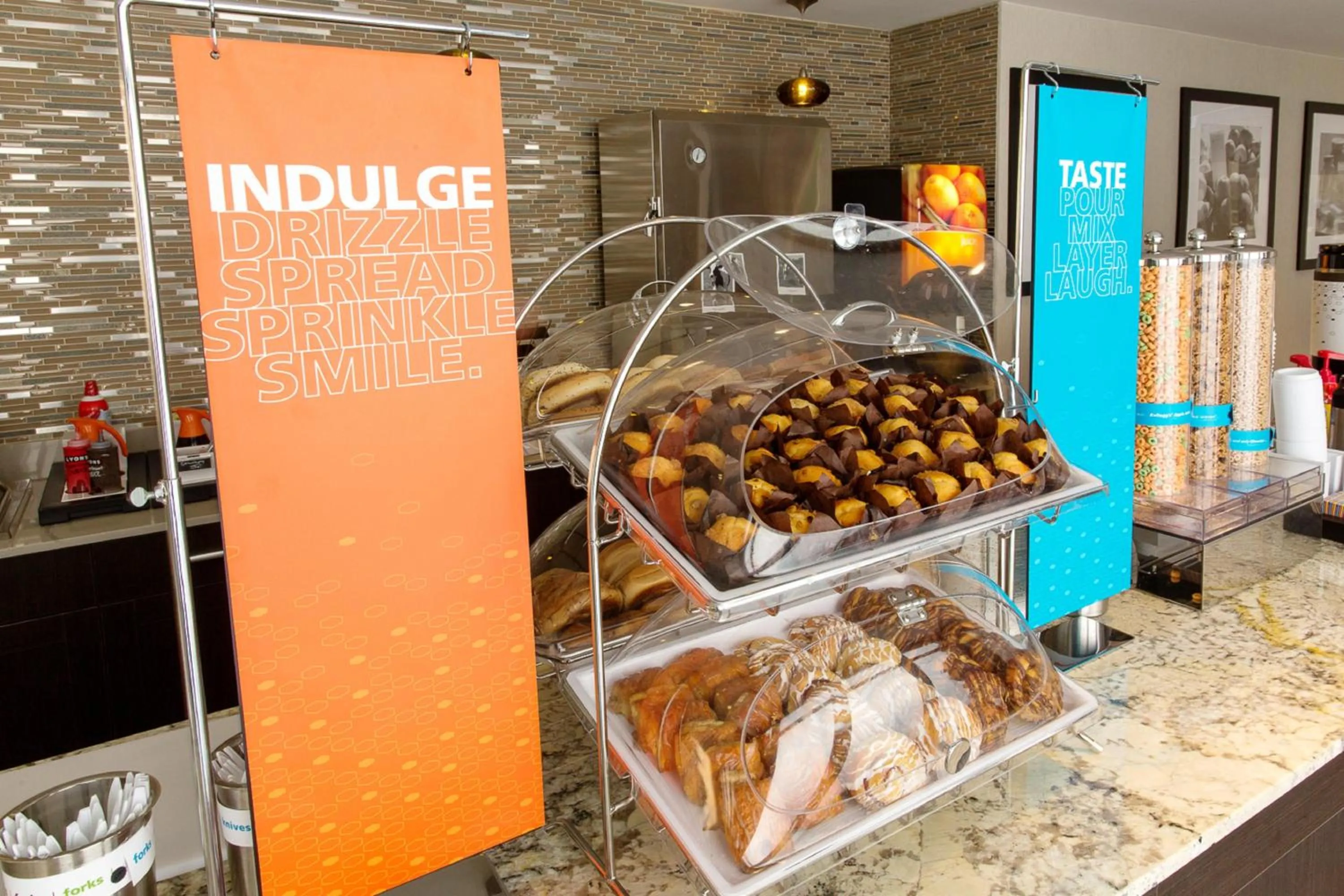 Breakfast in Hampton Inn & Suites Dallas Downtown