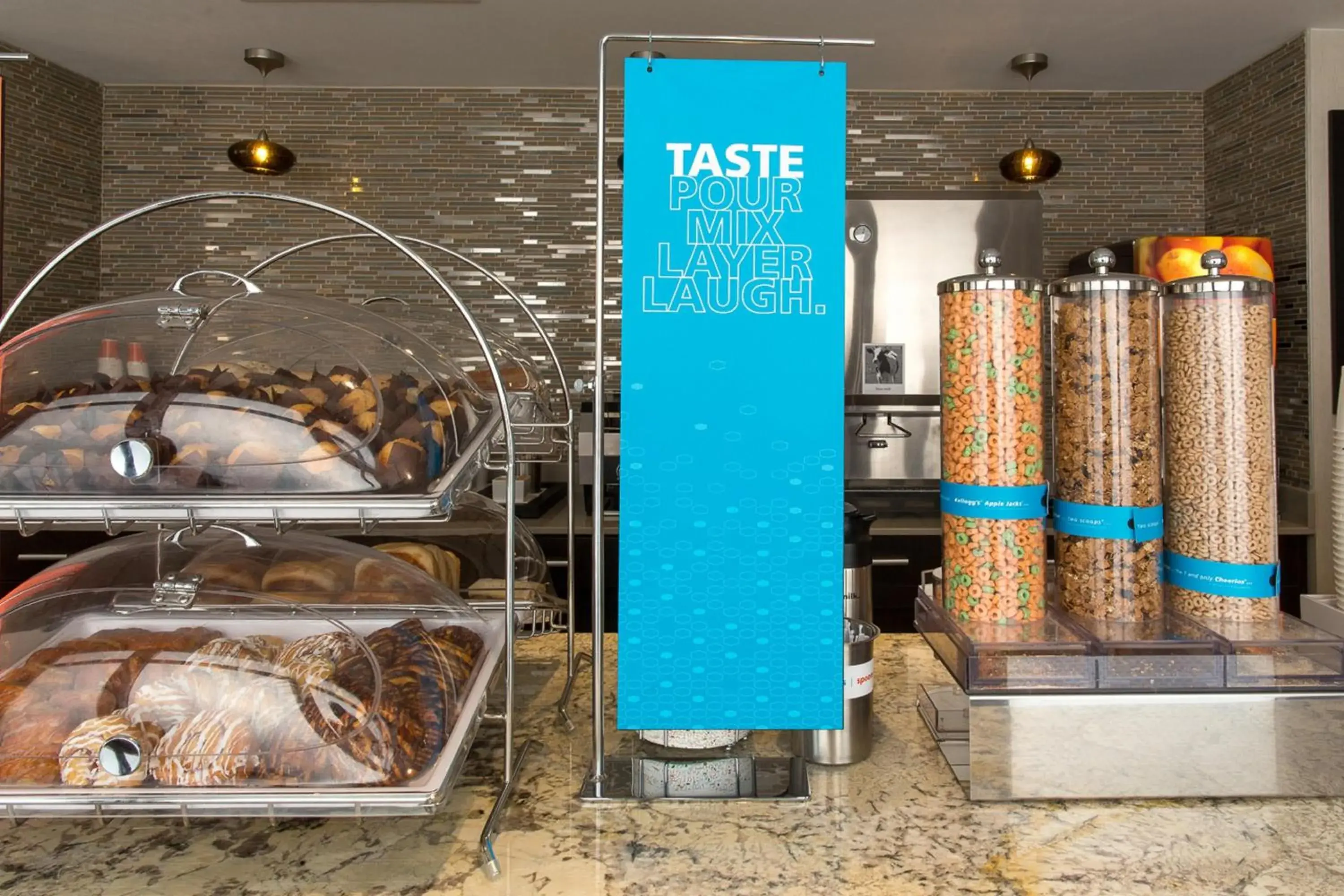 Breakfast in Hampton Inn & Suites Dallas Downtown Breakfast in Hampton Inn & Suites Dallas Downtown