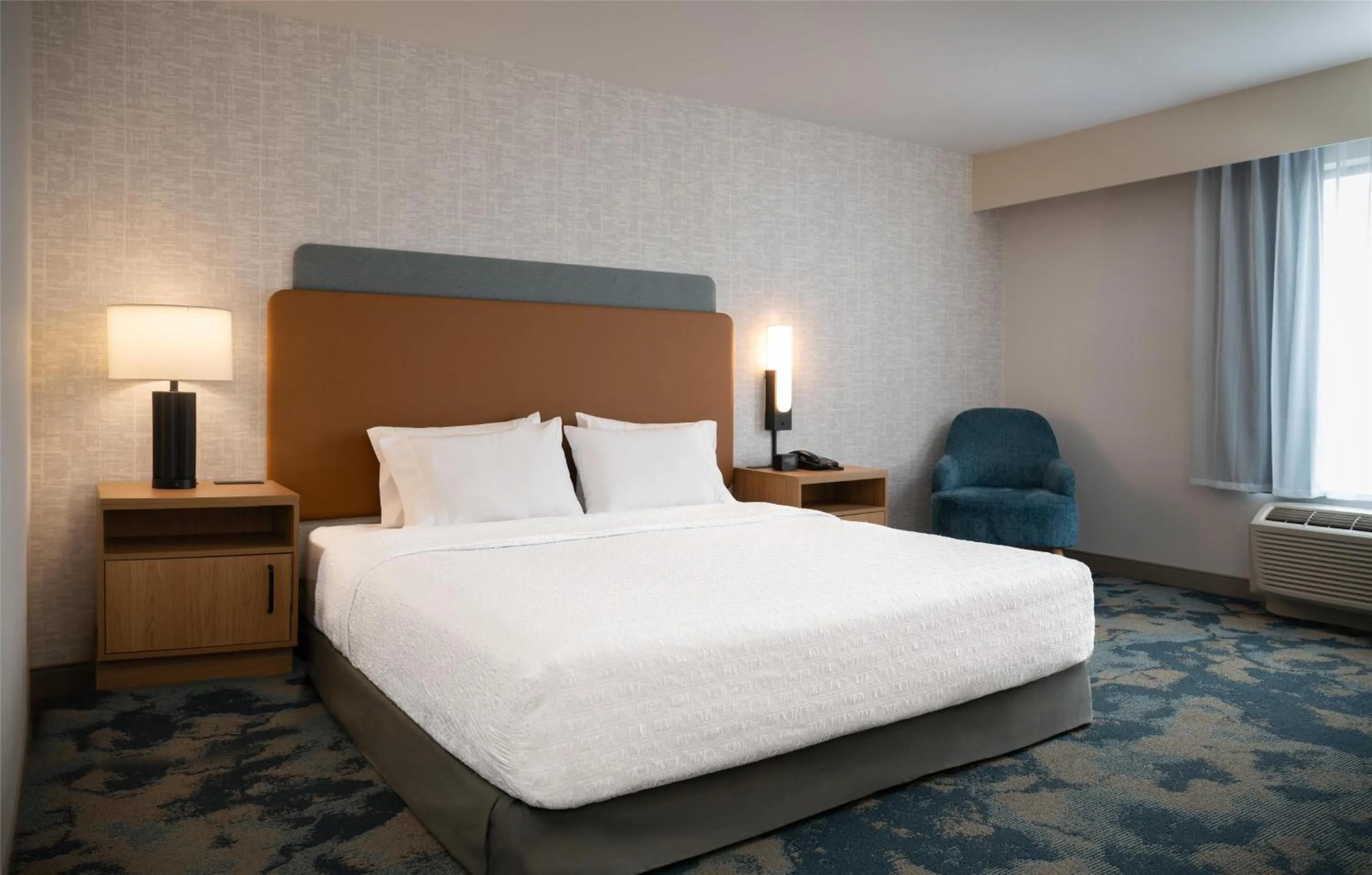 Bed in Hampton Inn and Suites La Crosse Downtown