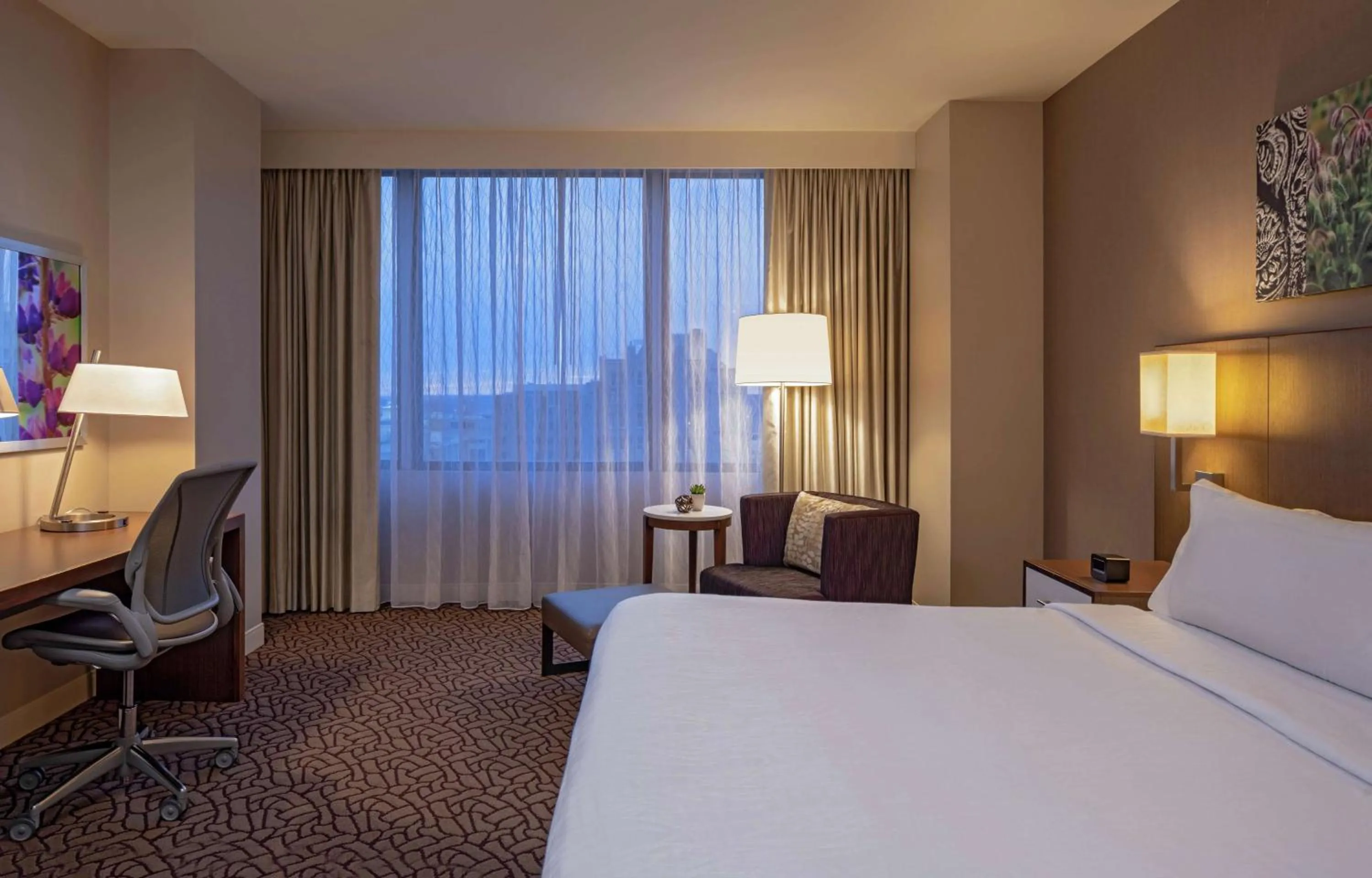 Bedroom, Bed in Hilton Garden Inn Downtown Dallas