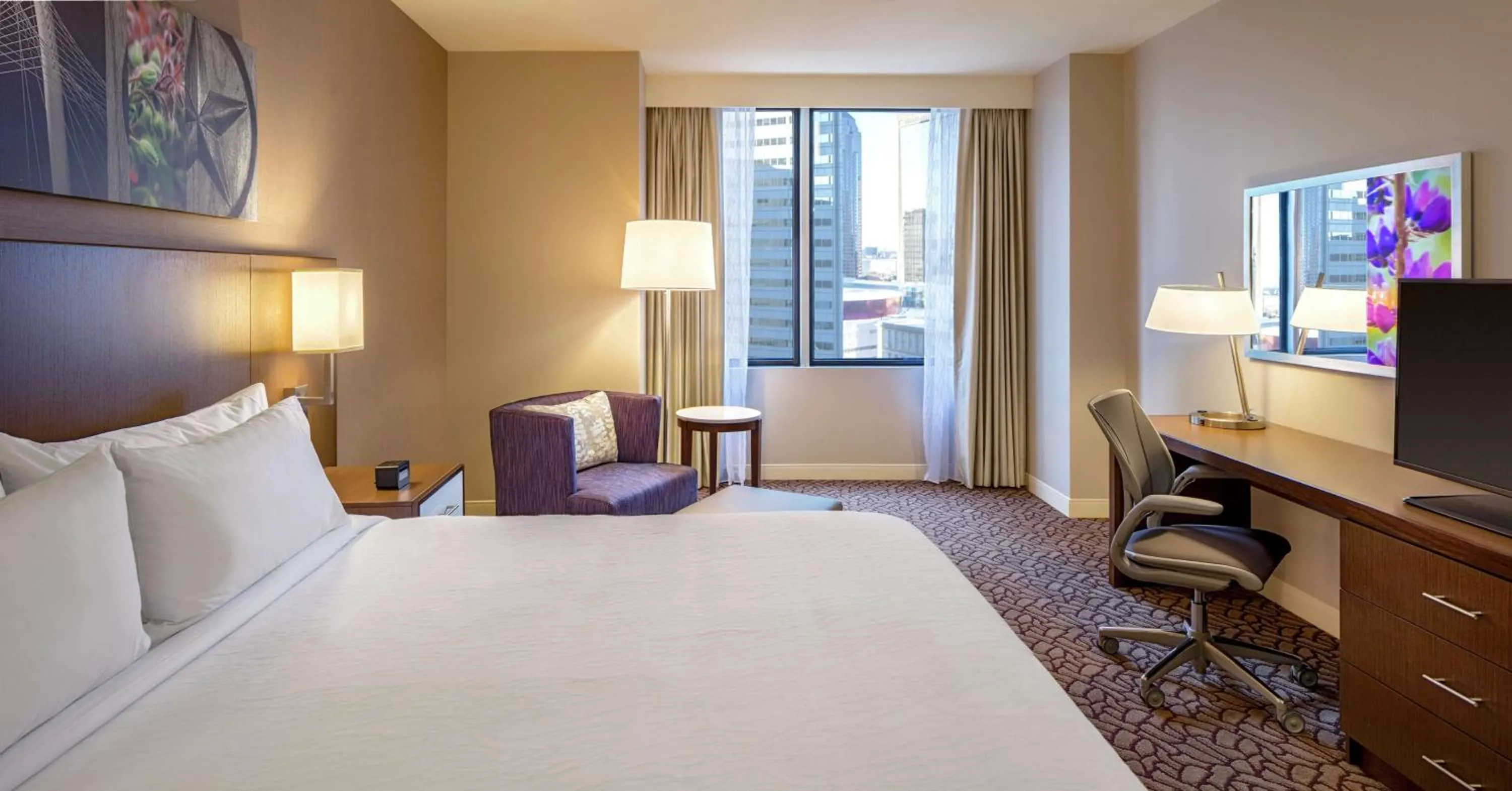 Bedroom, Bed in Hilton Garden Inn Downtown Dallas